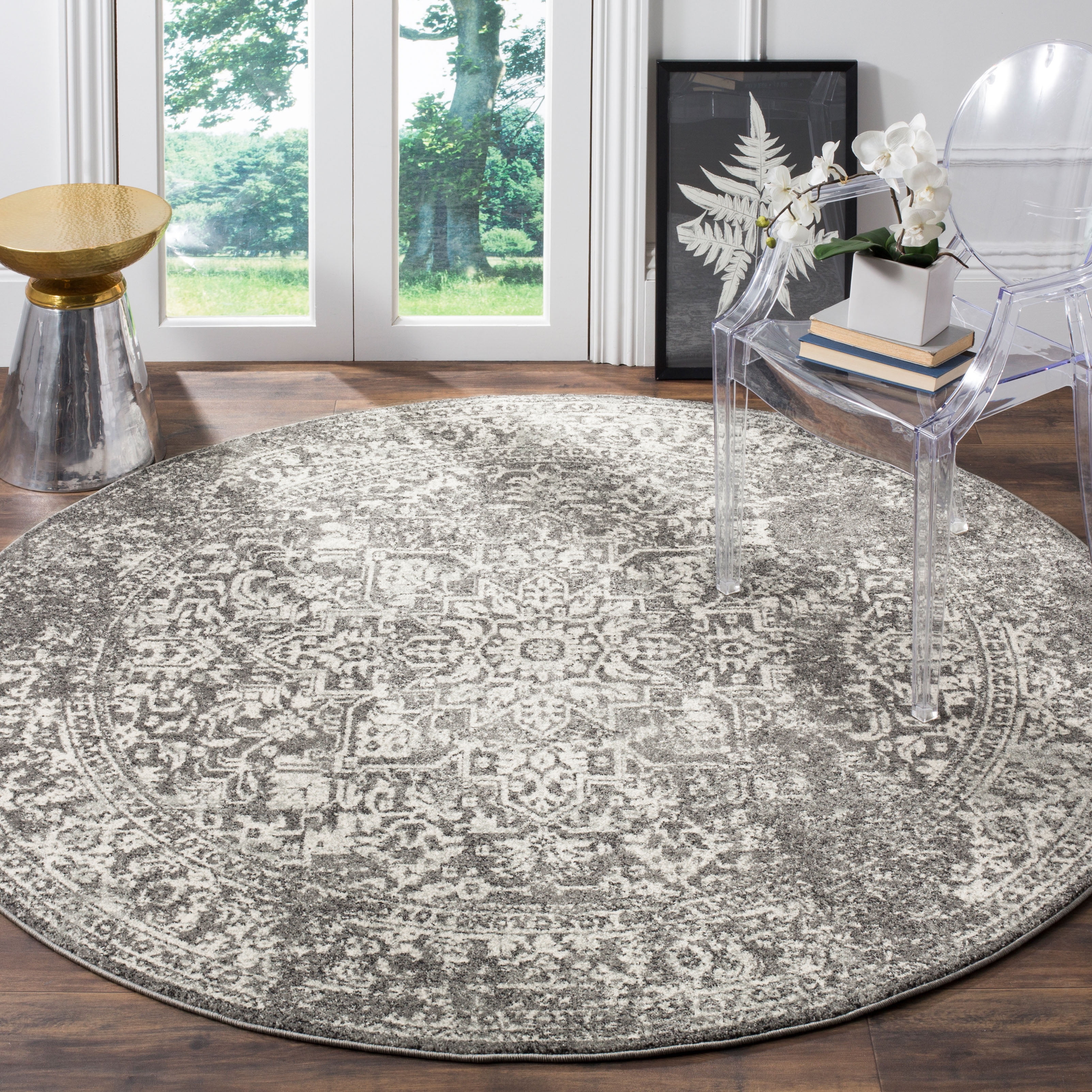 SAFAVIEH Round Rug 8' - Evoke Collection - Traditional Design, Grey & Ivory, Non-Shedding & Easy Cleaning, Ideal for Living Room, Bedroom, Dining Space (EVK256D)