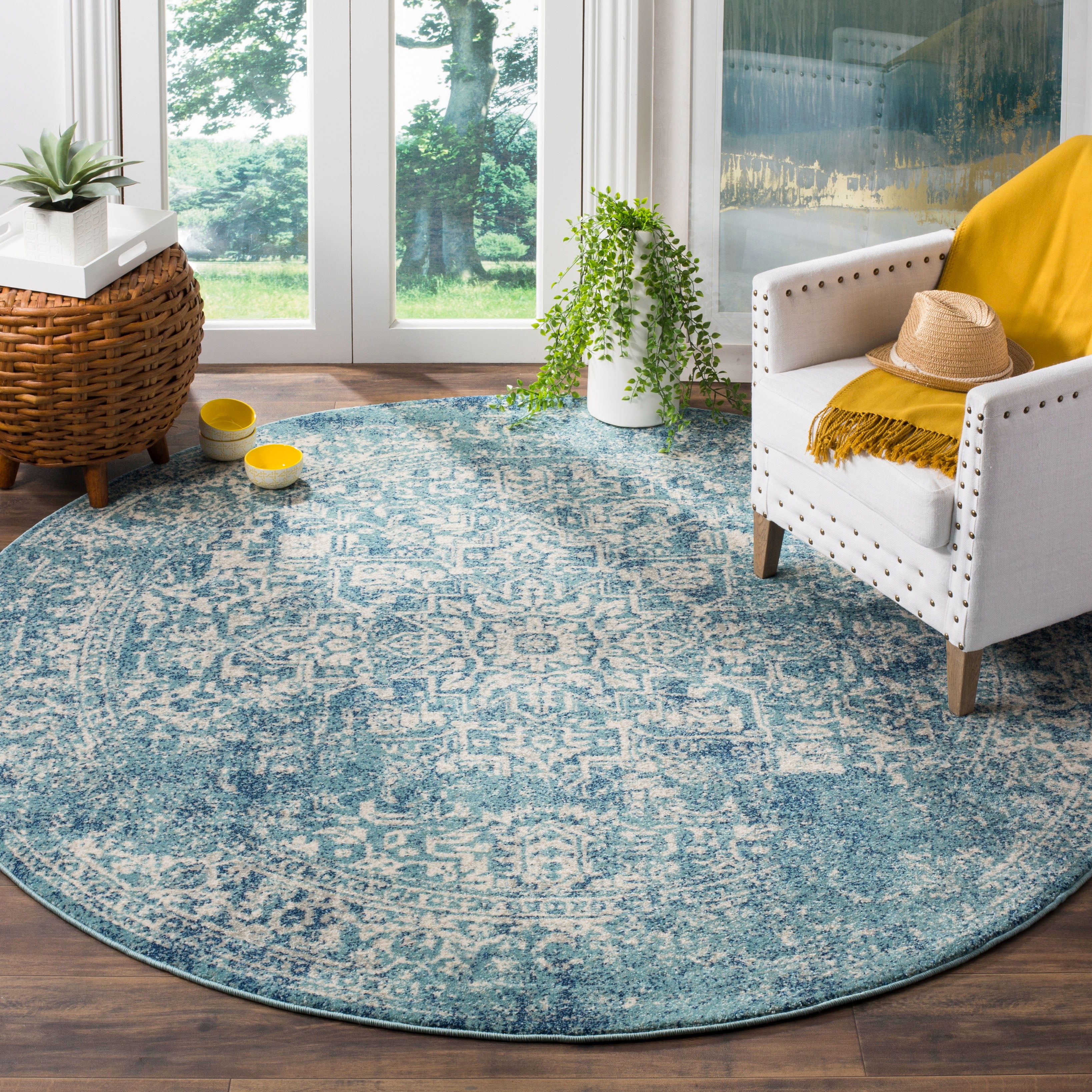 SAFAVIEH Round Rug 9' - Evoke Collection - Large - Traditional Design, Blue & Ivory, Non-Shedding & Easy Cleaning, Ideal for Living Room, Bedroom, Dining Space