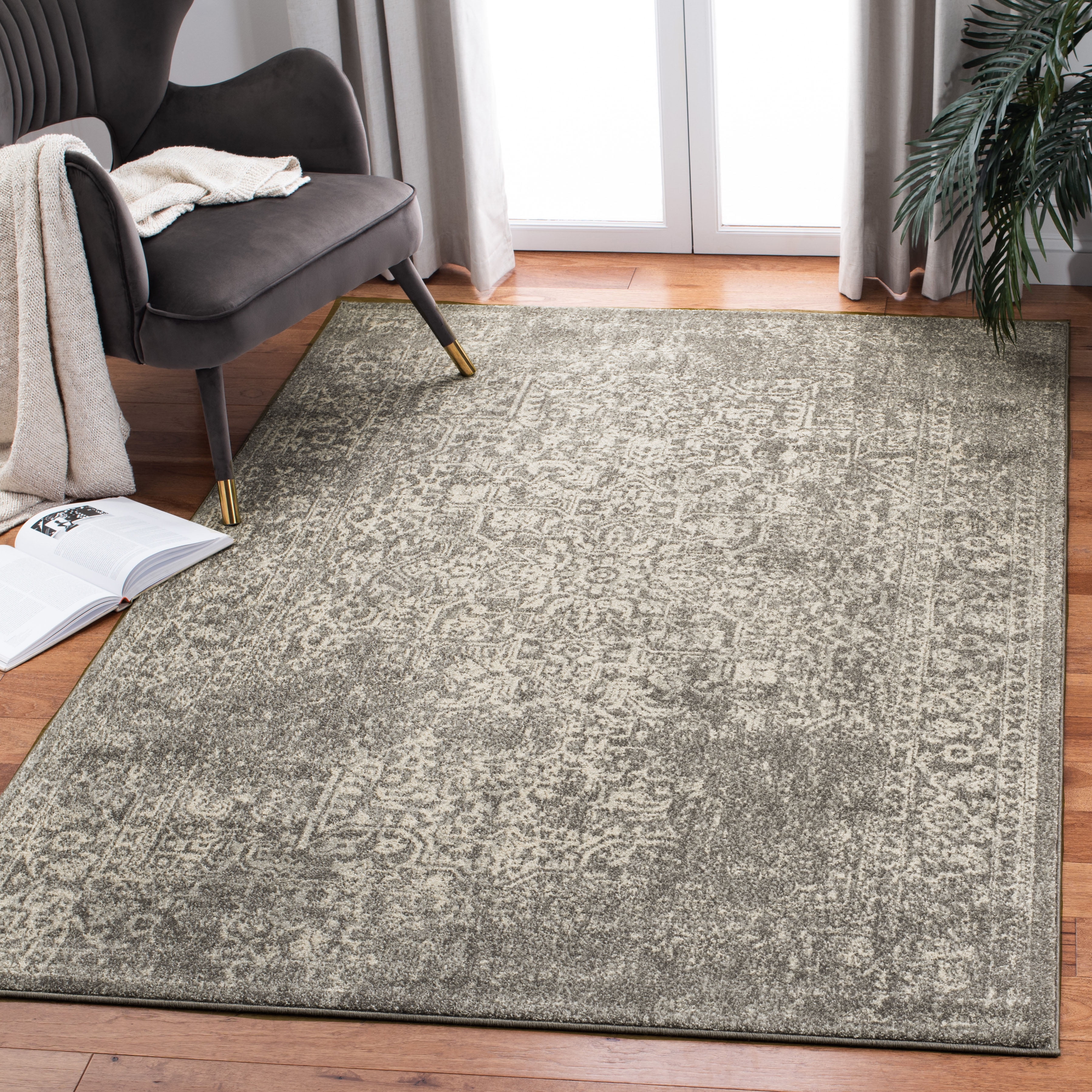 SAFAVIEH Area Rug 5'3"x7'6" - Evoke Collection - Traditional Design, Silver & Ivory, Non-Shedding & Easy Cleaning, Ideal for Living Room, Bedroom, Dining Space