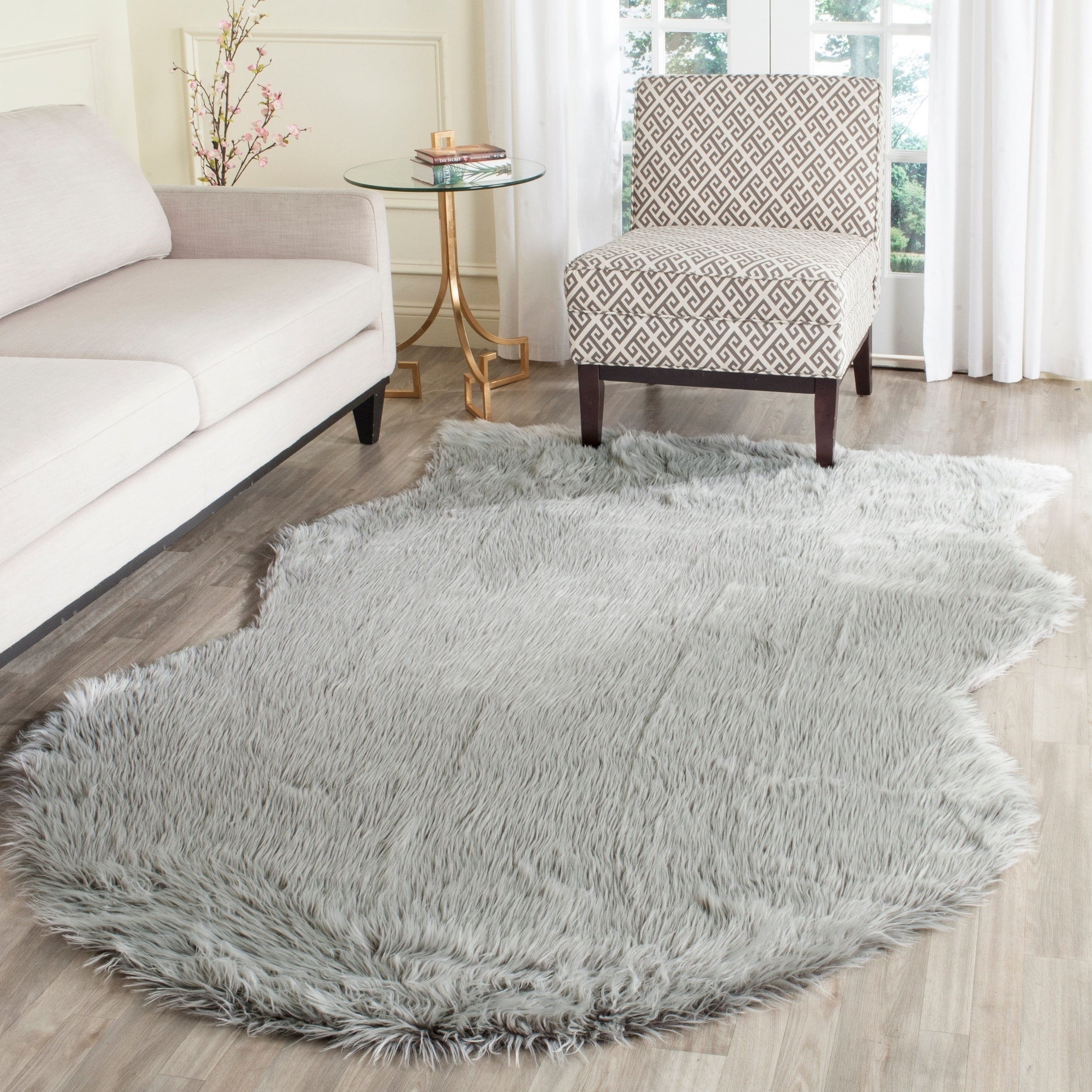 SAFAVIEH Faux Sheep Skin Lucius Faux Sheep Skin Area Rug, Light Grey, 6