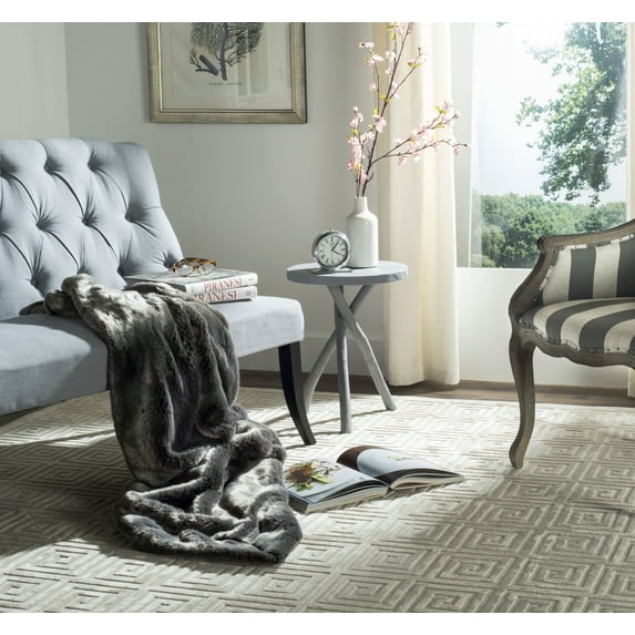 SAFAVIEH Faux Silver Solid Fur Throw, 50" x 60", Silver