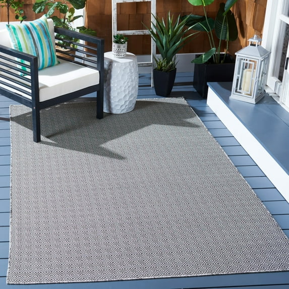 SAFAVIEH Hampton Ali Diamond Indoor/Outdoor Area Rug, Grey/Black, 5'1" x 7'6"