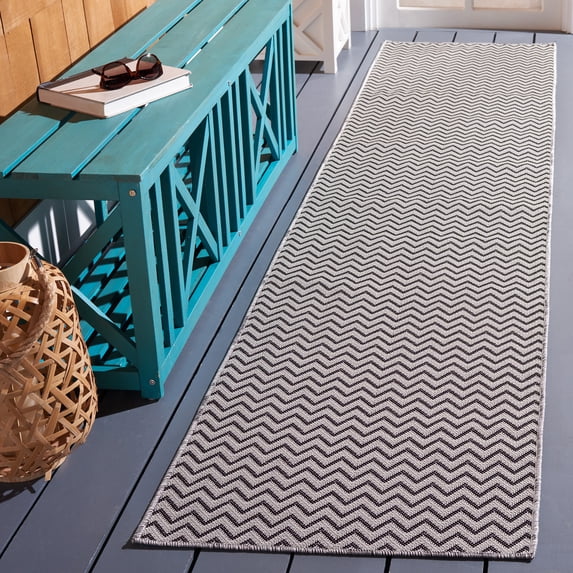 Safavieh Hampton Guliana Zig-Zag Indoor/Outdoor Runner Rug, Black/Gray, 2' x 9'