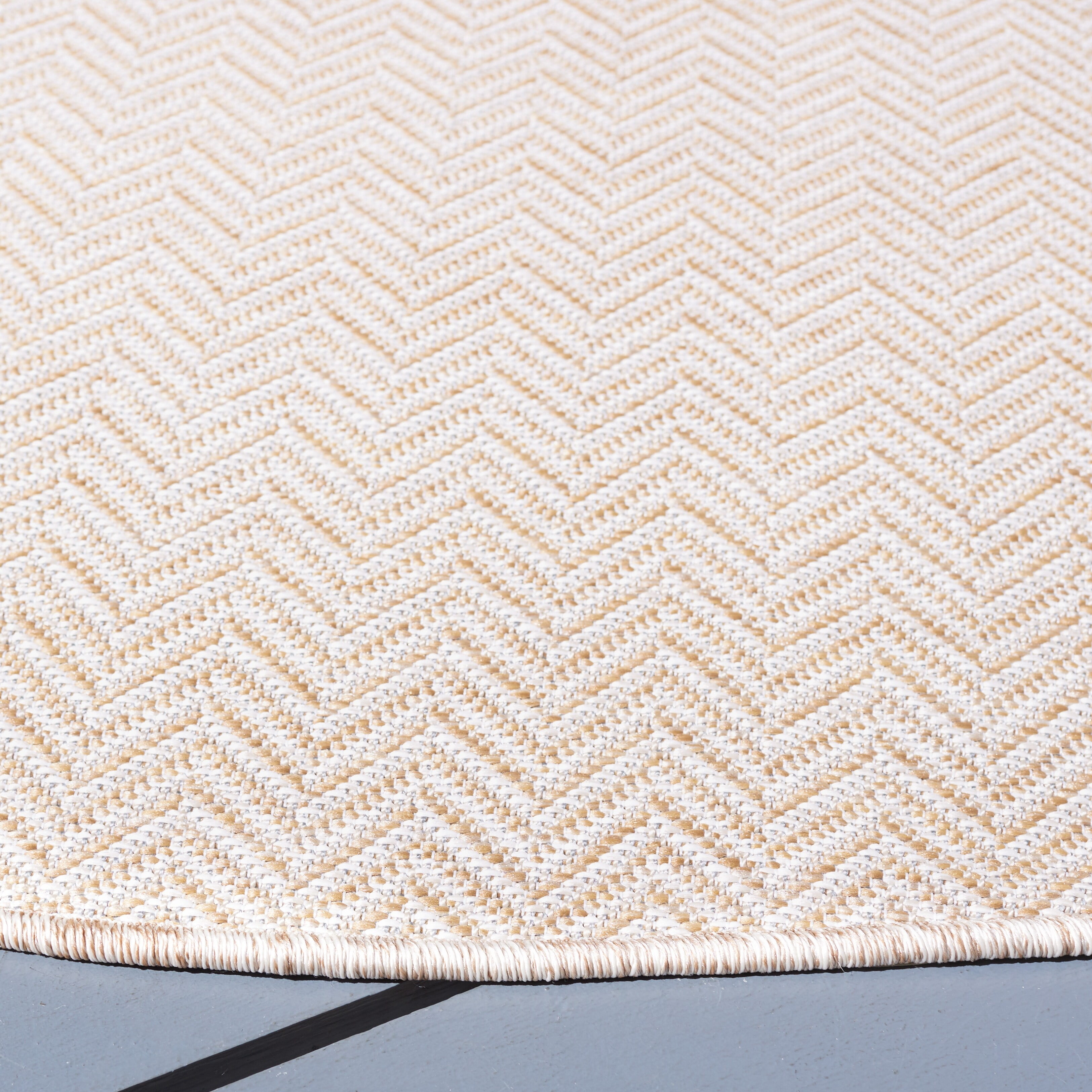 SAFAVIEH Hampton Hoyt Zig-Zag Indoor/Outdoor Area Rug, Beige/Ivory, 6'5" x 6'5" Round