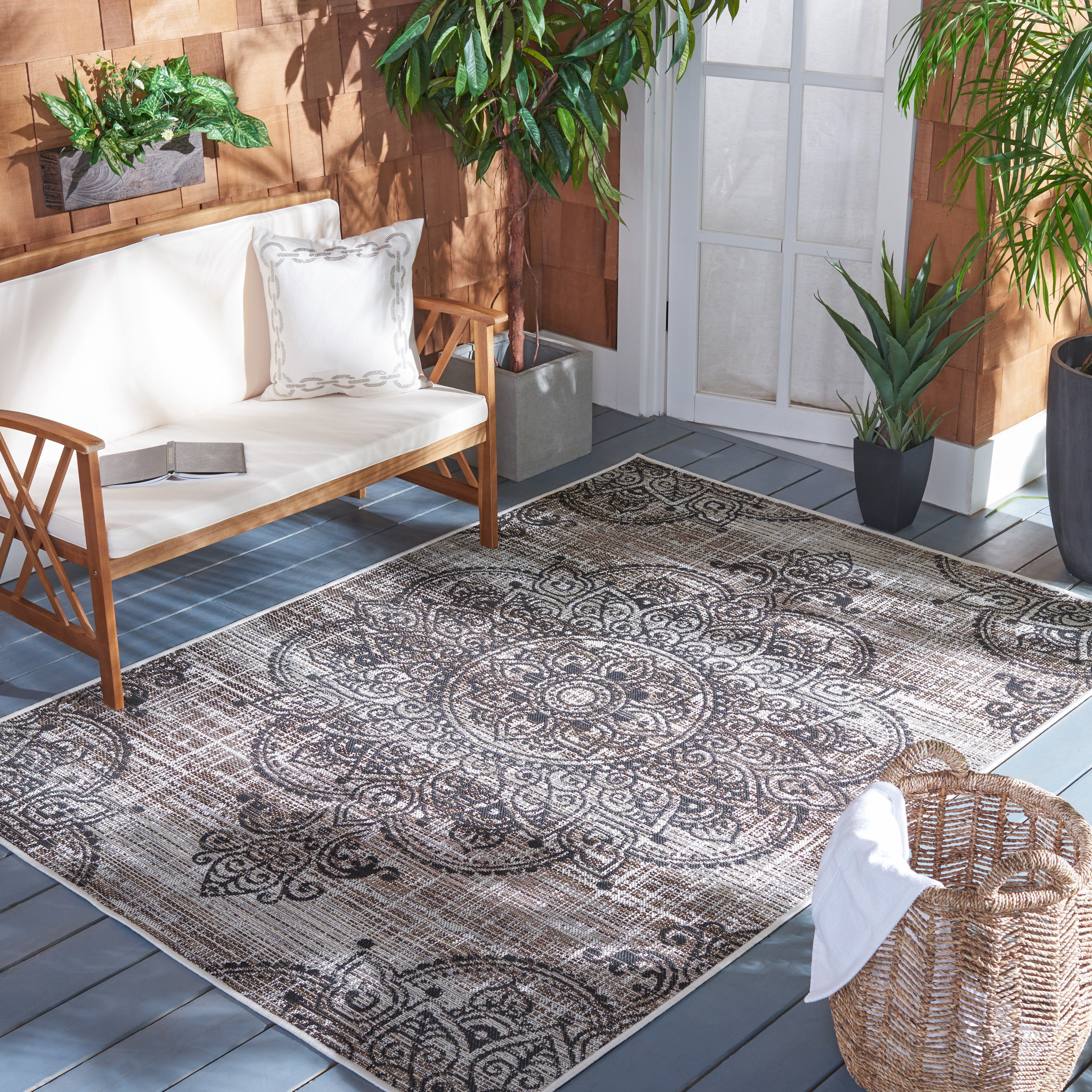 Safavieh Havana Gisselle Geometric Indoor/Outdoor Area Rug, Light Brown/Black, 4'5" x 6'5"