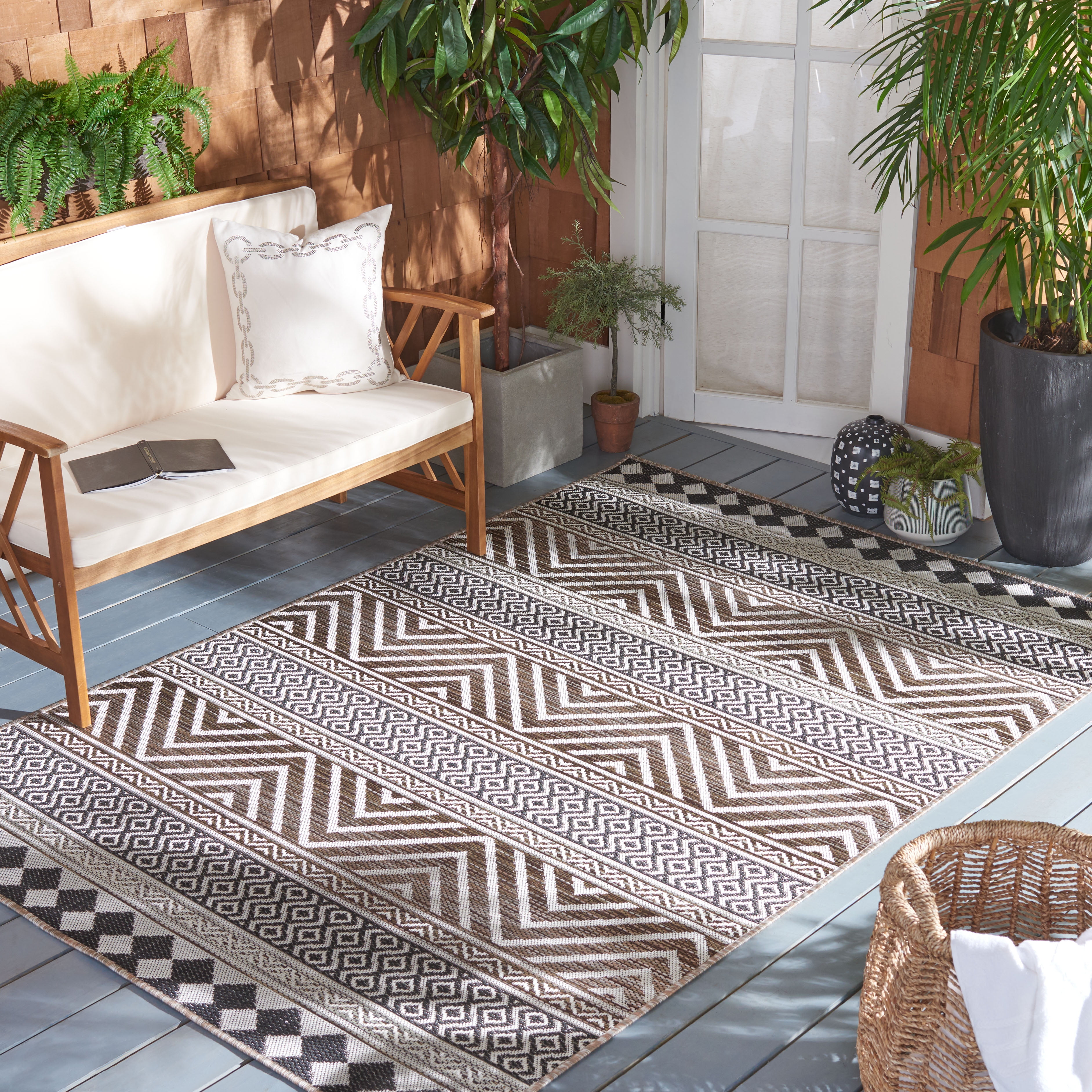 Safavieh Havana Timothy Geometric Indoor/Outdoor Area Rug, Light Brown/Black, 5'5" x 7'7"