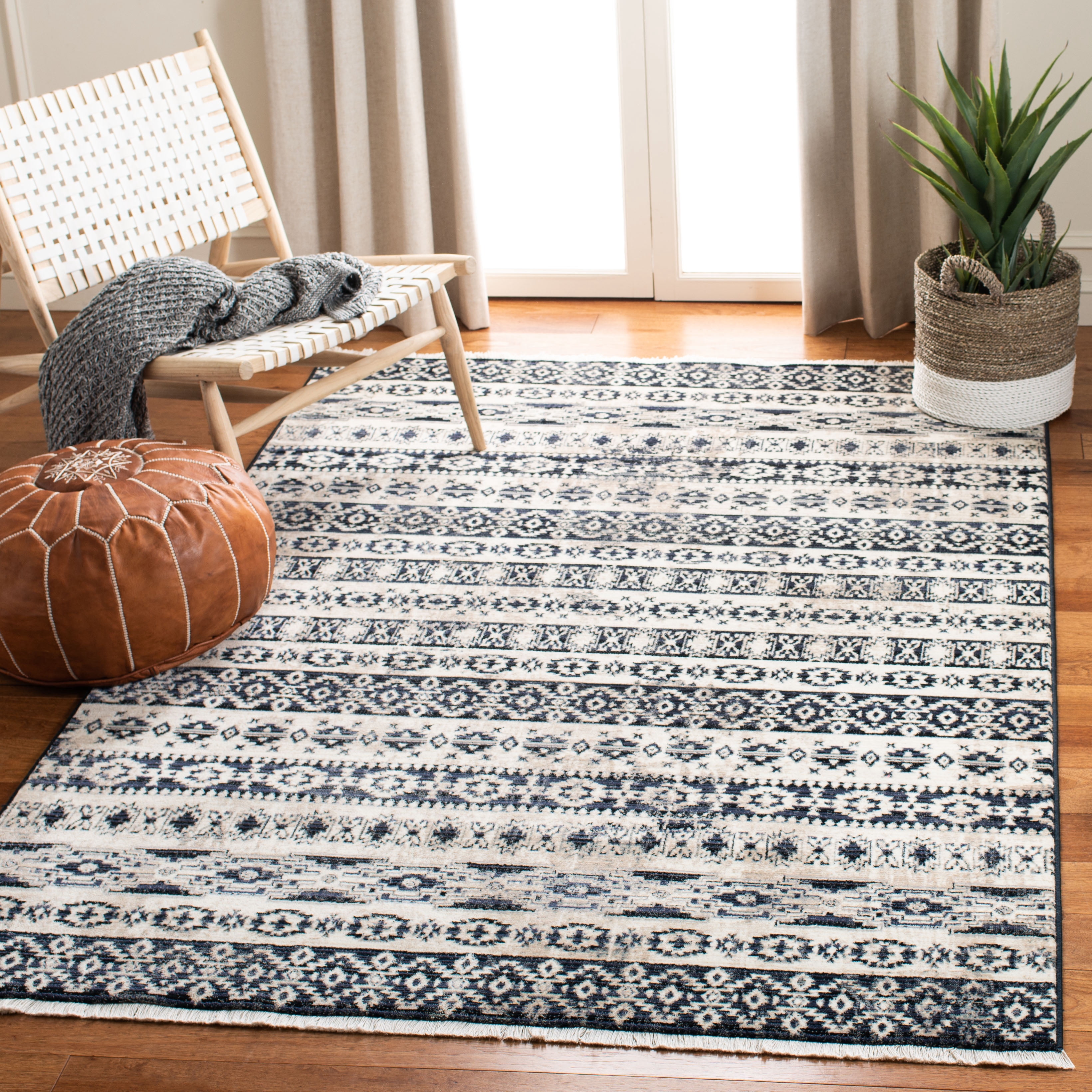 Safavieh Herat Clayton Oriental Area Rug, Ivory/Black, 4' x 6'