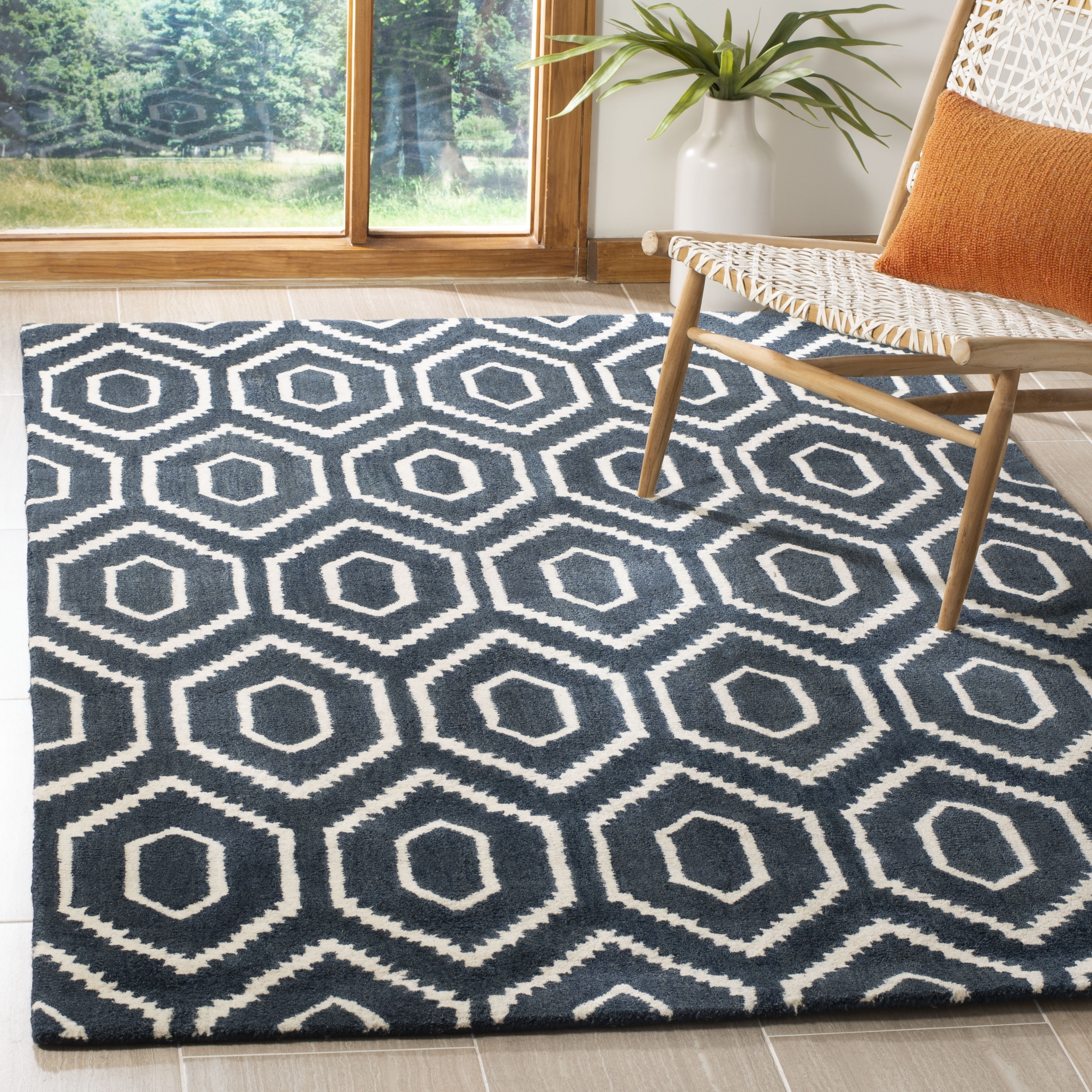 SAFAVIEH Himalaya Diarmait Geometric Wool Area Rug, Navy/Ivory, 5' x 8'