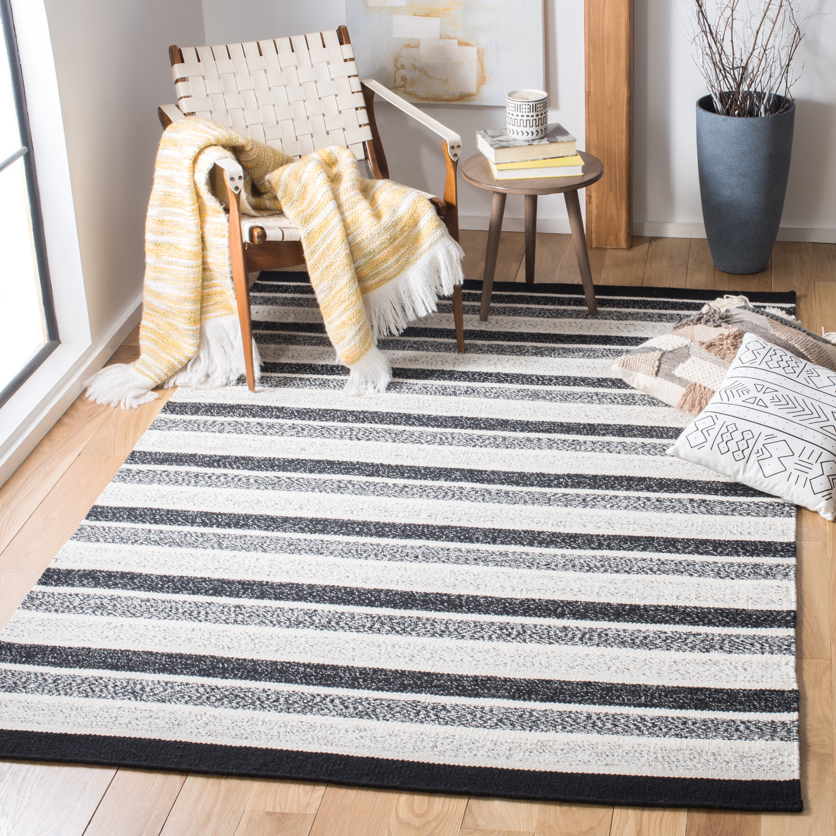 Safavieh Kilim Carlie Striped Reversible Area Rug, Black/Ivory, 4' x 6'