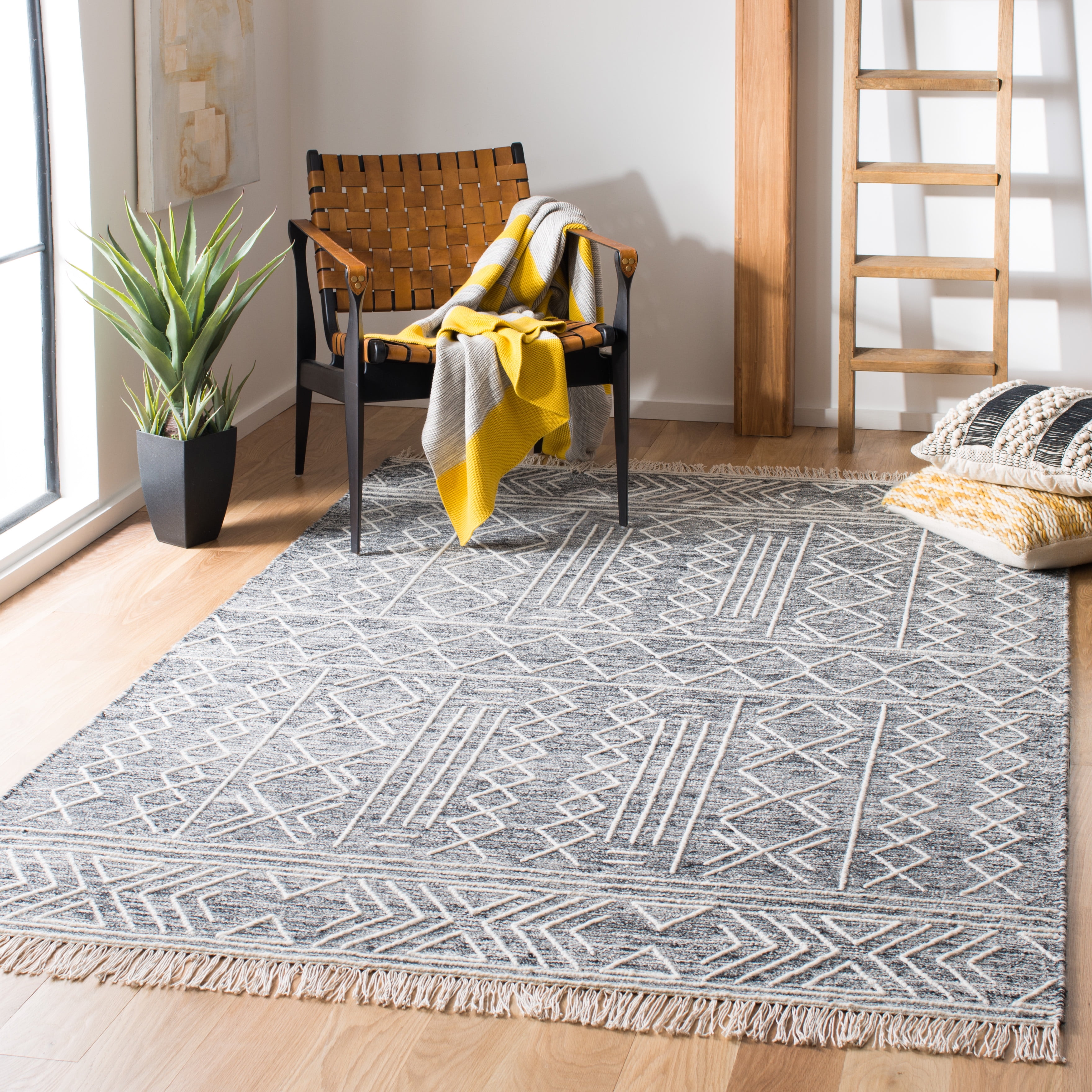 Handmade Black and Ivory Wool Flat Woven Area Rug, 5' x 8'