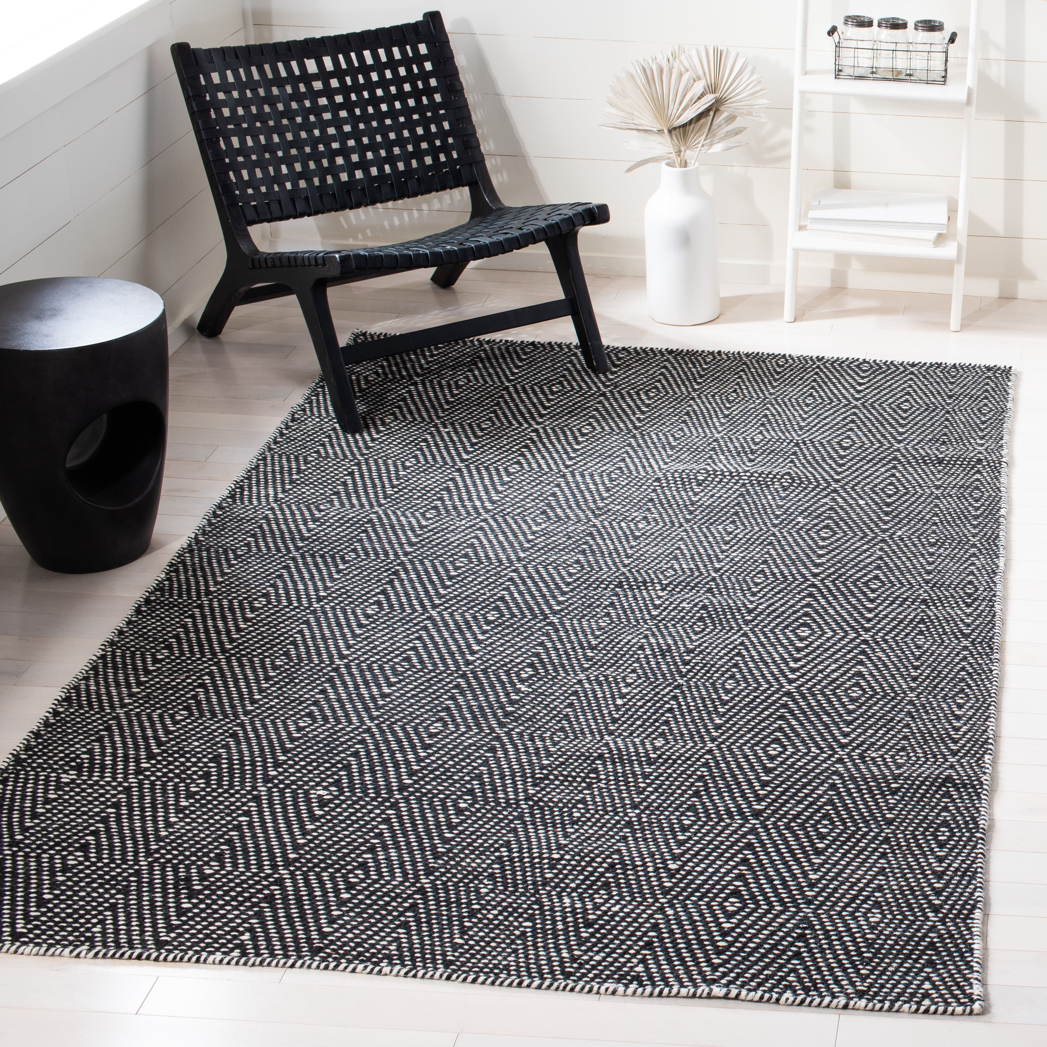 Safavieh Kilim Cynthia Diamond Area Rug, Black/Ivory, 5' x 8'