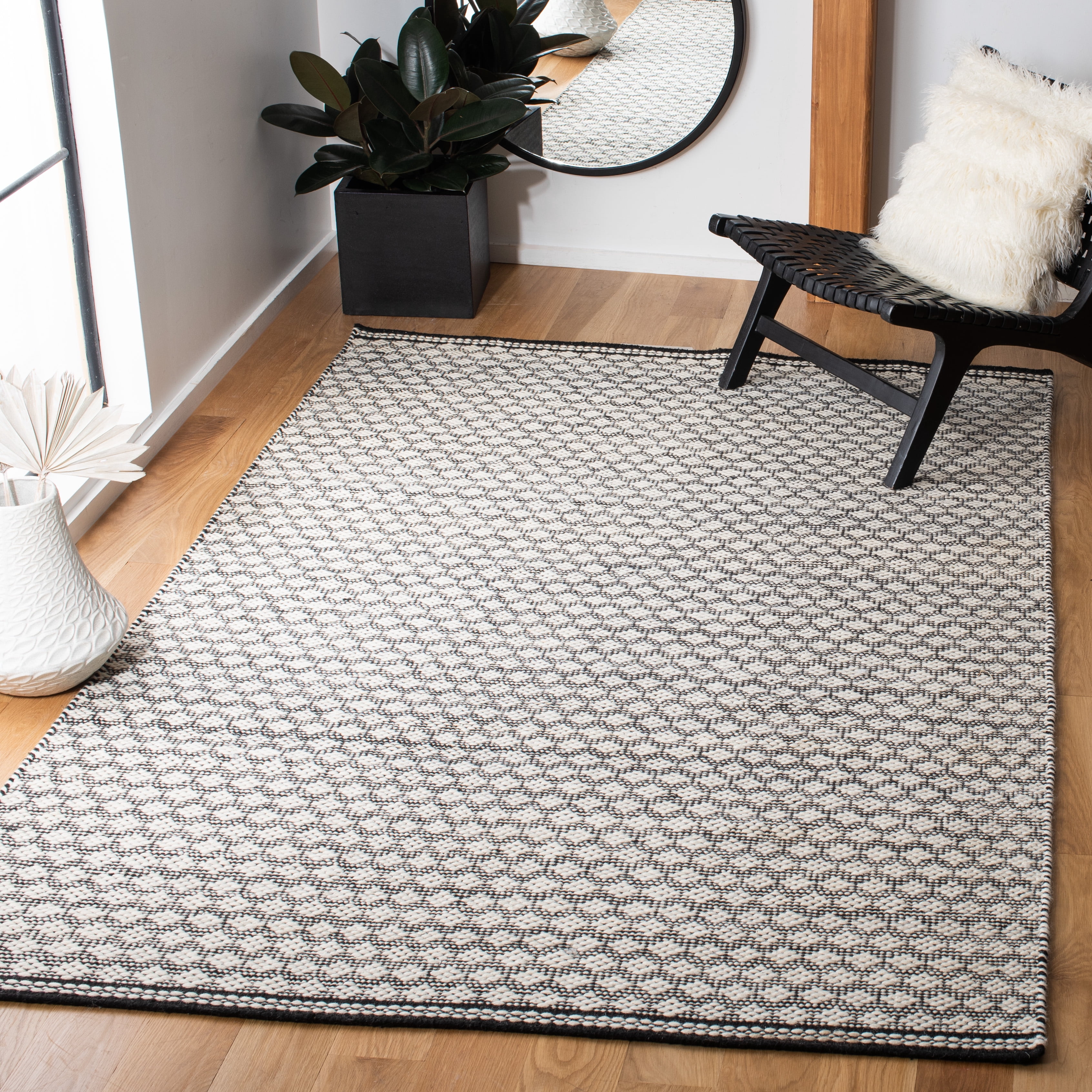 Safavieh Kilim Mary Diamond Area Rug, Black/Ivory, 5' x 8'