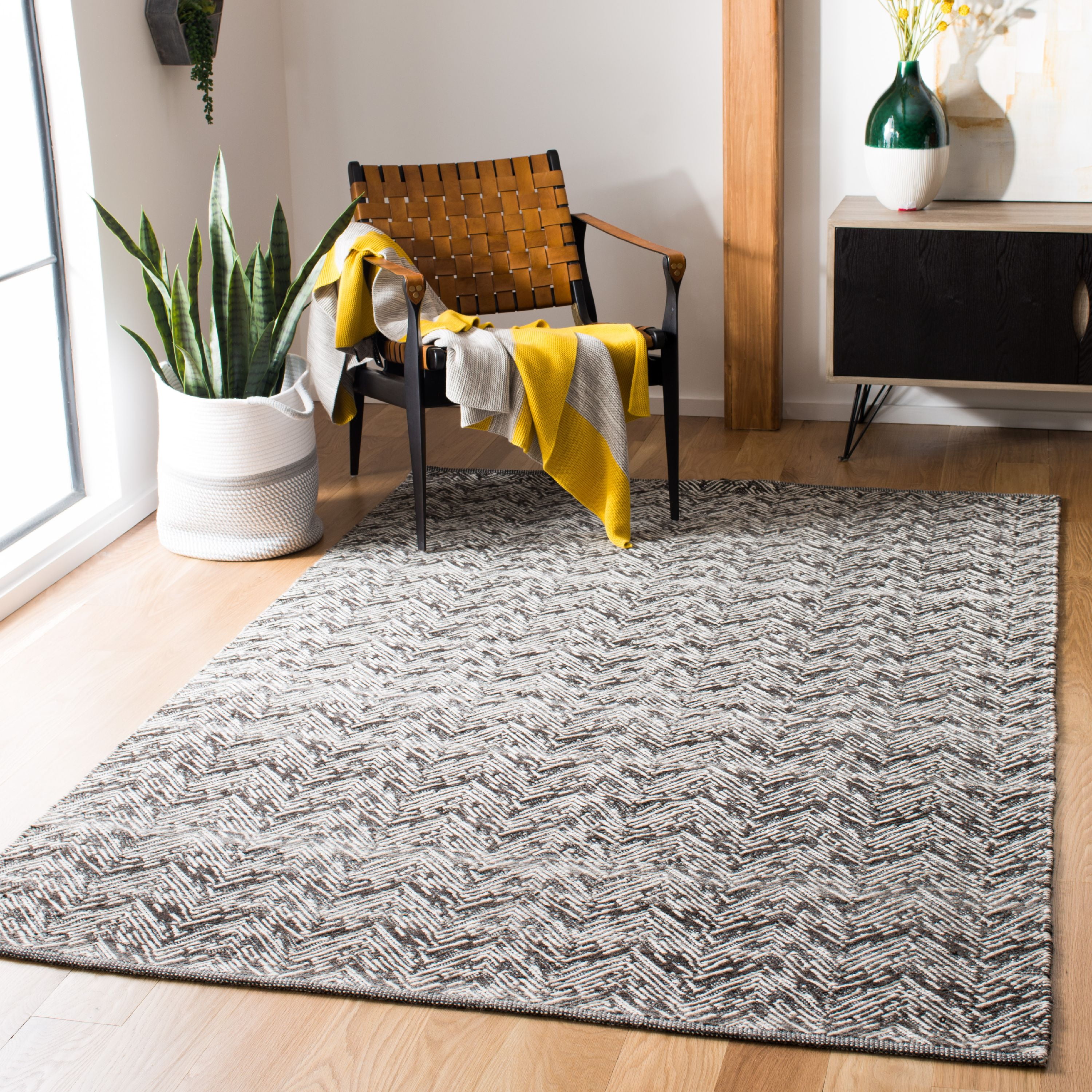 Handmade Brown and Charcoal Wool Chevron Area Rug, 4' x 6'