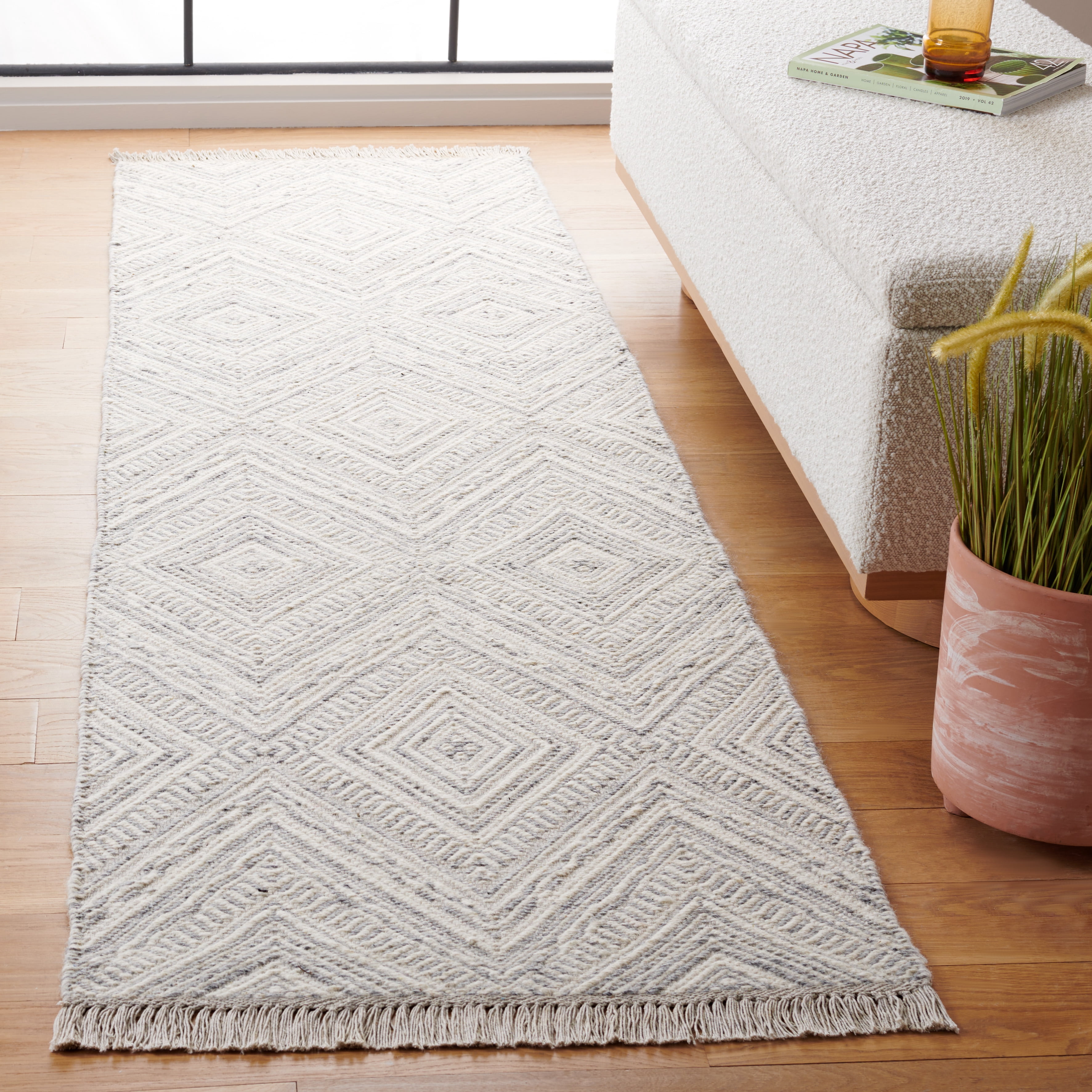 Safavieh Kilim Shannon Diamond Runner Rug, Light Gray/Ivory, 2'3" x 8'