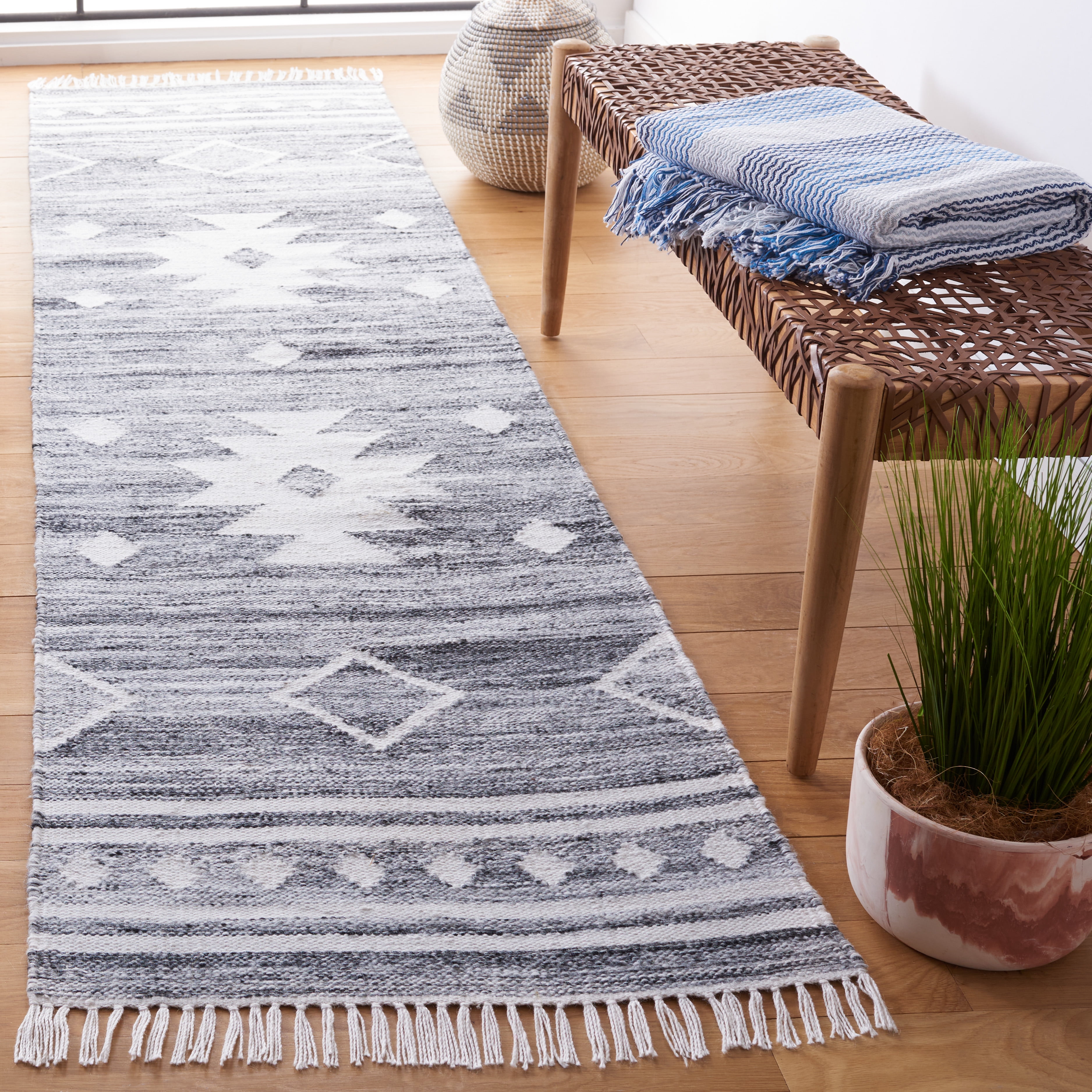 Safavieh Kilim Trochez Geometric Runner Rug, Gray/Ivory, 2'3" x 9'