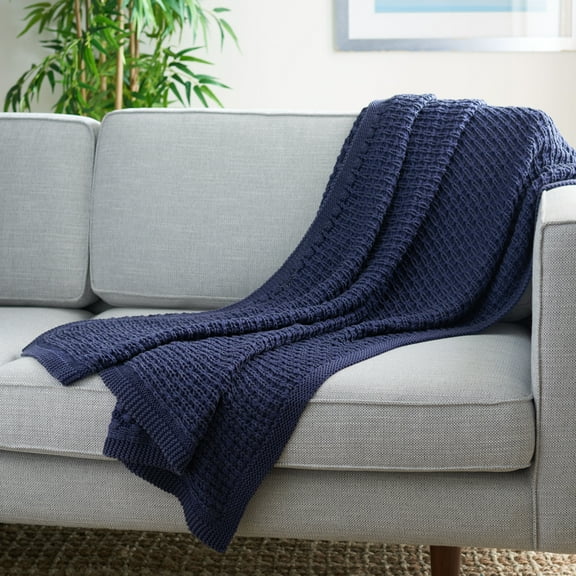 SAFAVIEH Larza 50" x 60" Solid Braided Throw, Indigo