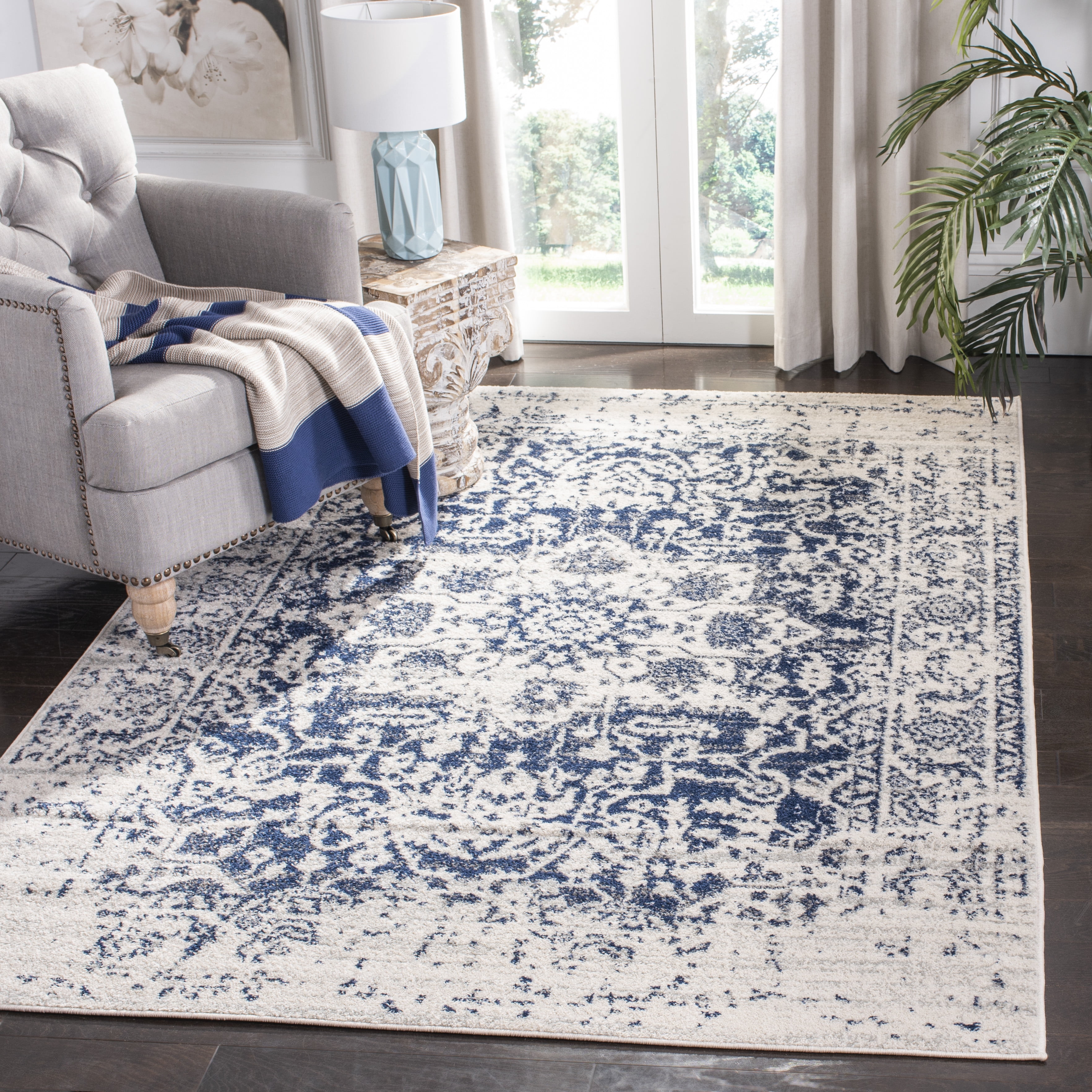 SAFAVIEH Madison Katina Traditional Area Rug, Cream/Navy, 4' x 4' Square - Traditional Design, Cream & Navy, Non-Shedding & Easy Cleaning, Ideal for Living Room, Bedroom, Dining Space