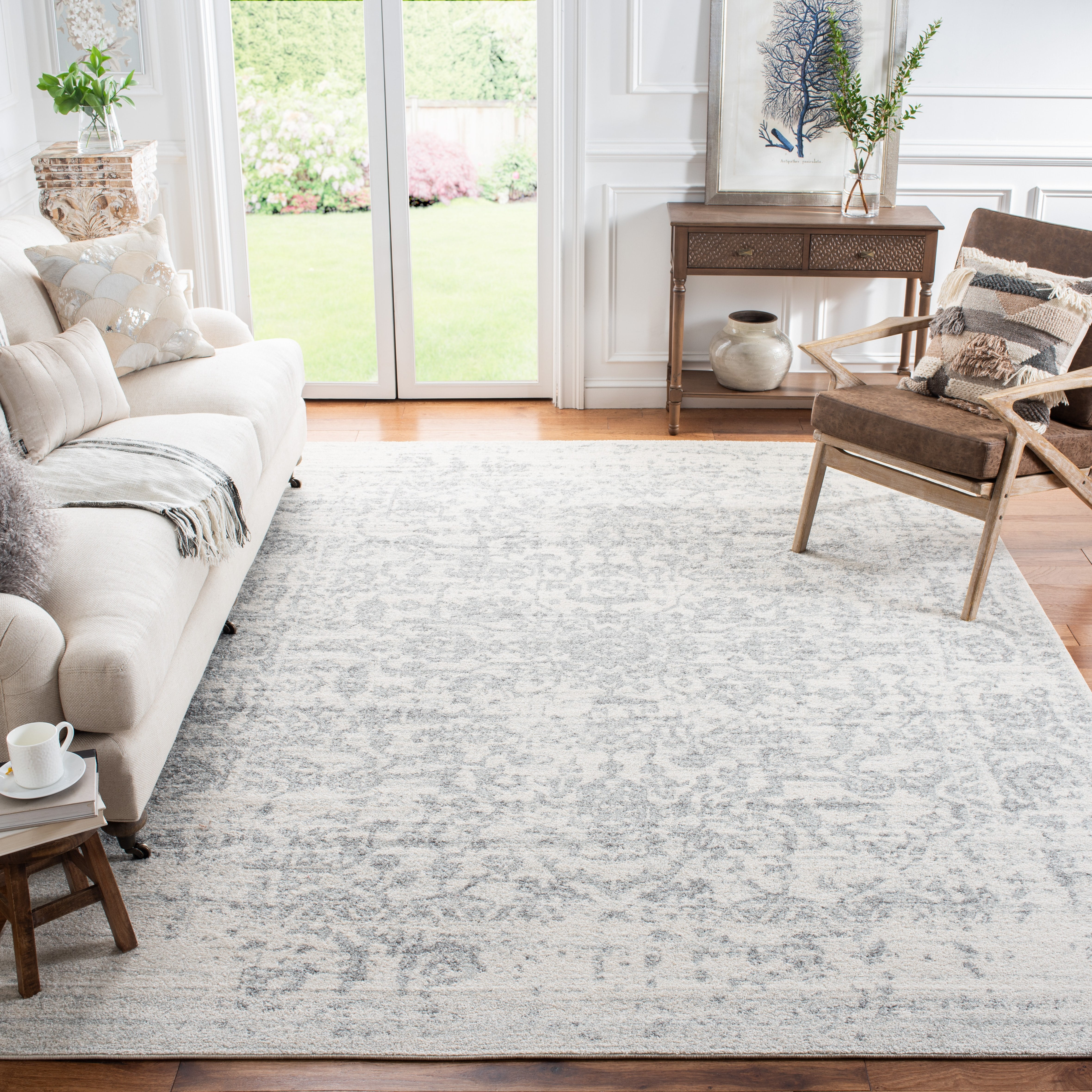 SAFAVIEH Madison Katina Traditional Area Rug, Silver/Ivory, 9' x 9' Square - Large - Traditional Design, Silver & Ivory, Non-Shedding & Easy Cleaning, Ideal for Living Room, Bedroom, Dining Space