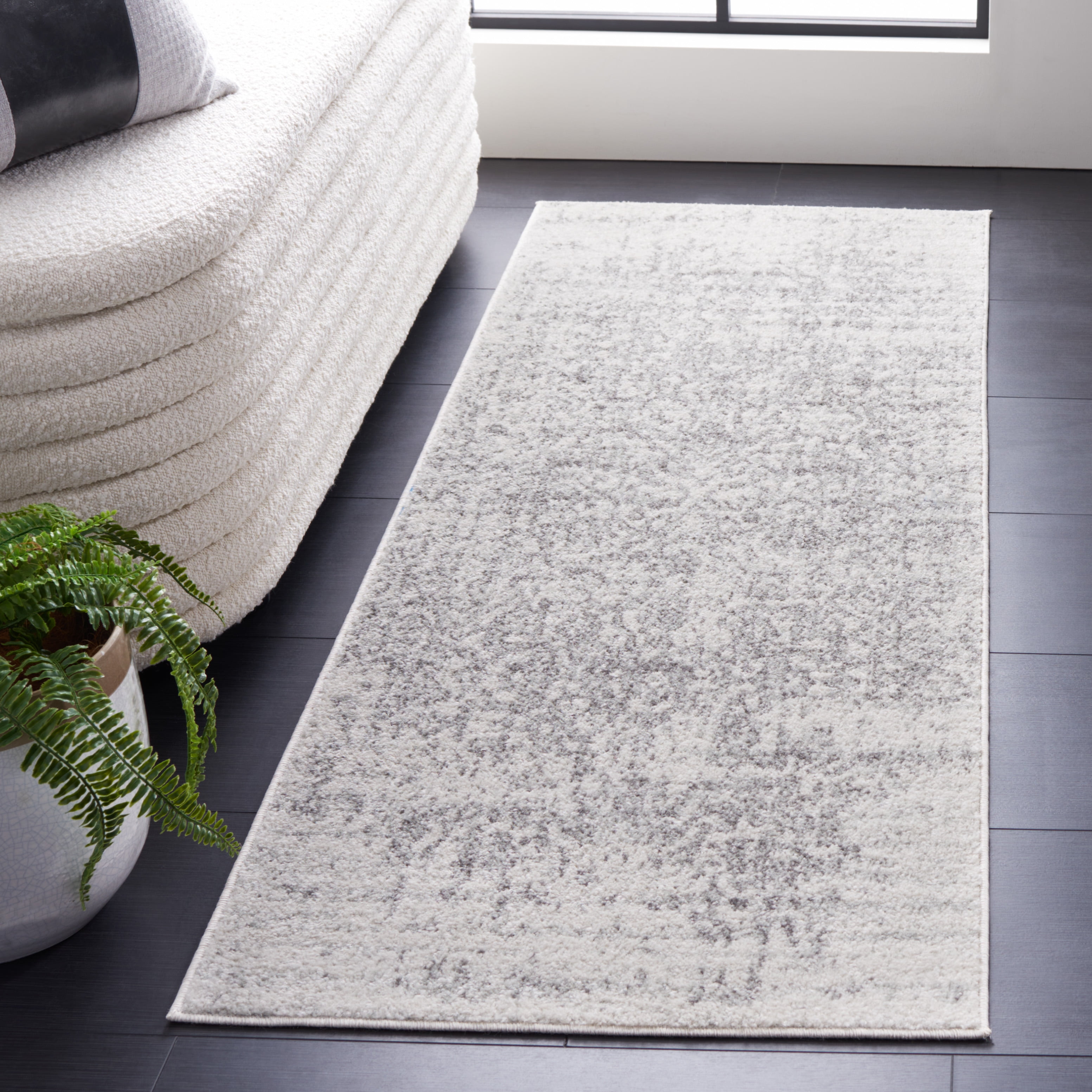 Silver Runner Rug SAFAVIEH Madison Katina Traditional Runner Rug, Silver/Ivory, 2'3