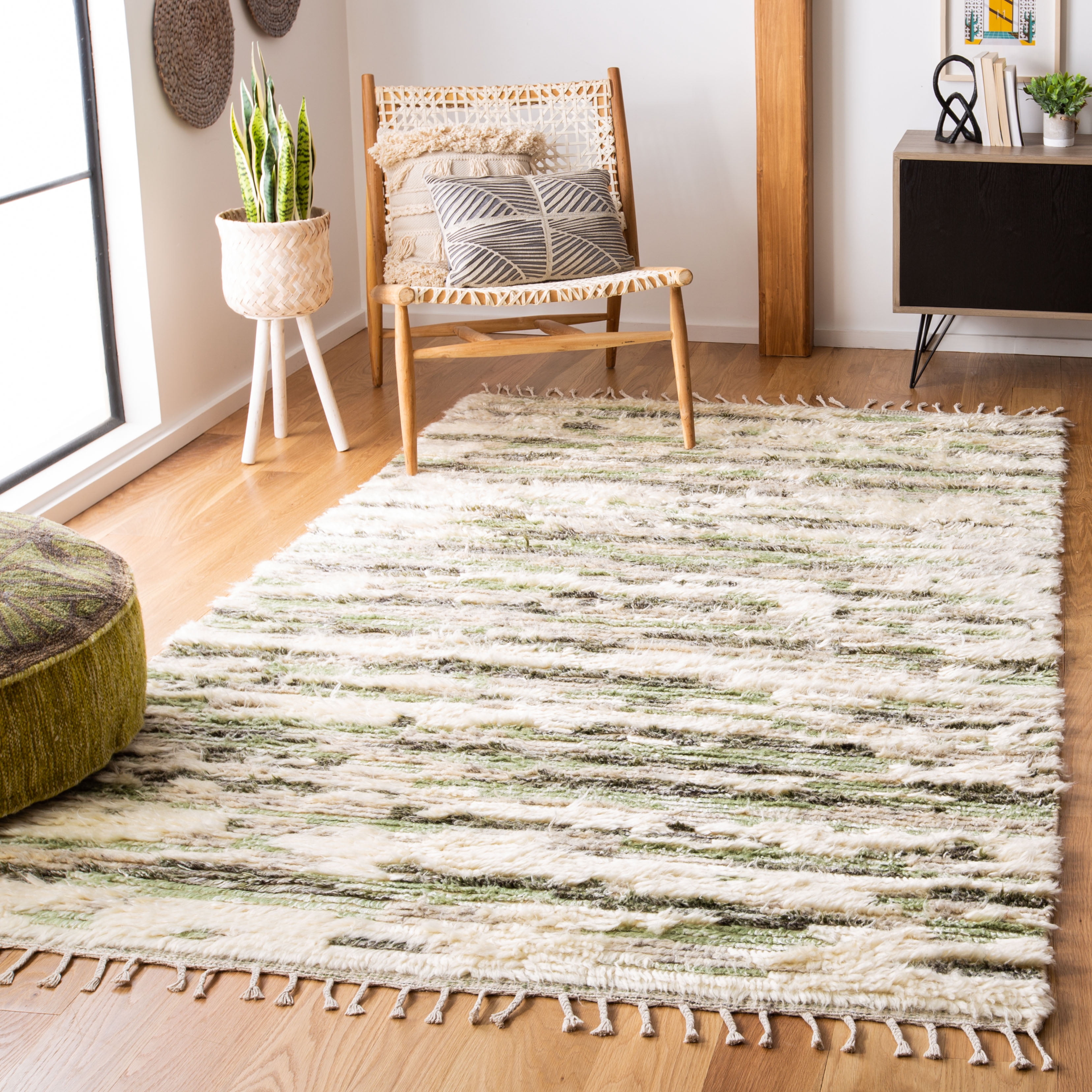 Handmade Ivory and Green Wool Shag Area Rug, 5' x 8'