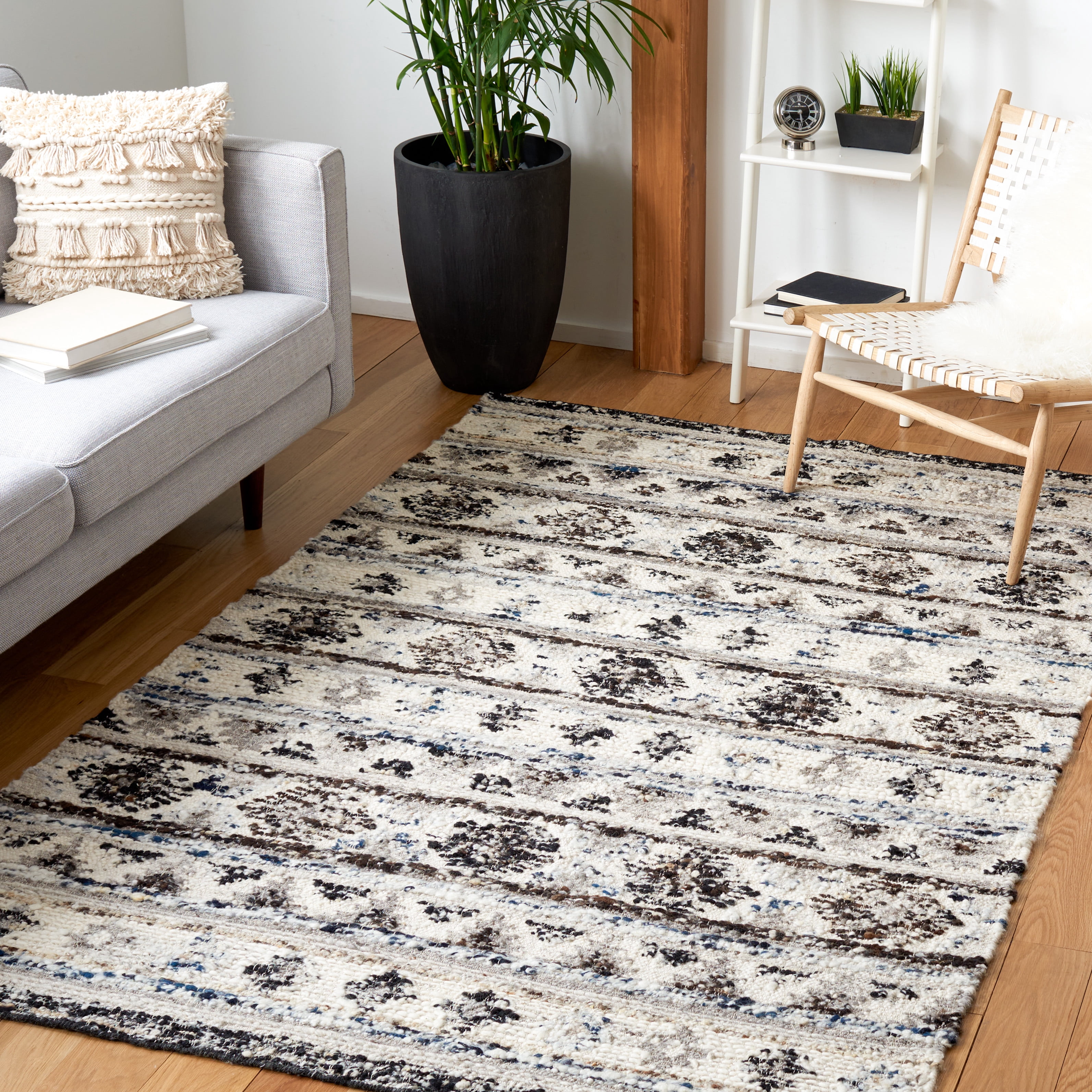 Safavieh Manhattan Cenric Southwestern Area Rug, Ivory/Black, 5' x 8'