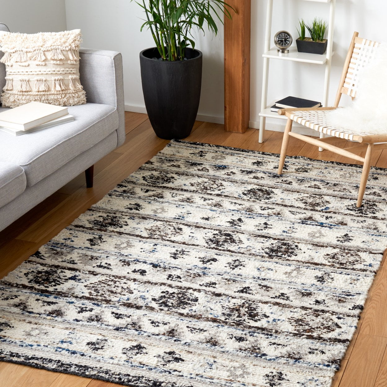 SAFAVIEH Manhattan Cenric Southwestern Area Rug, Ivory/Black, 6' x 9'