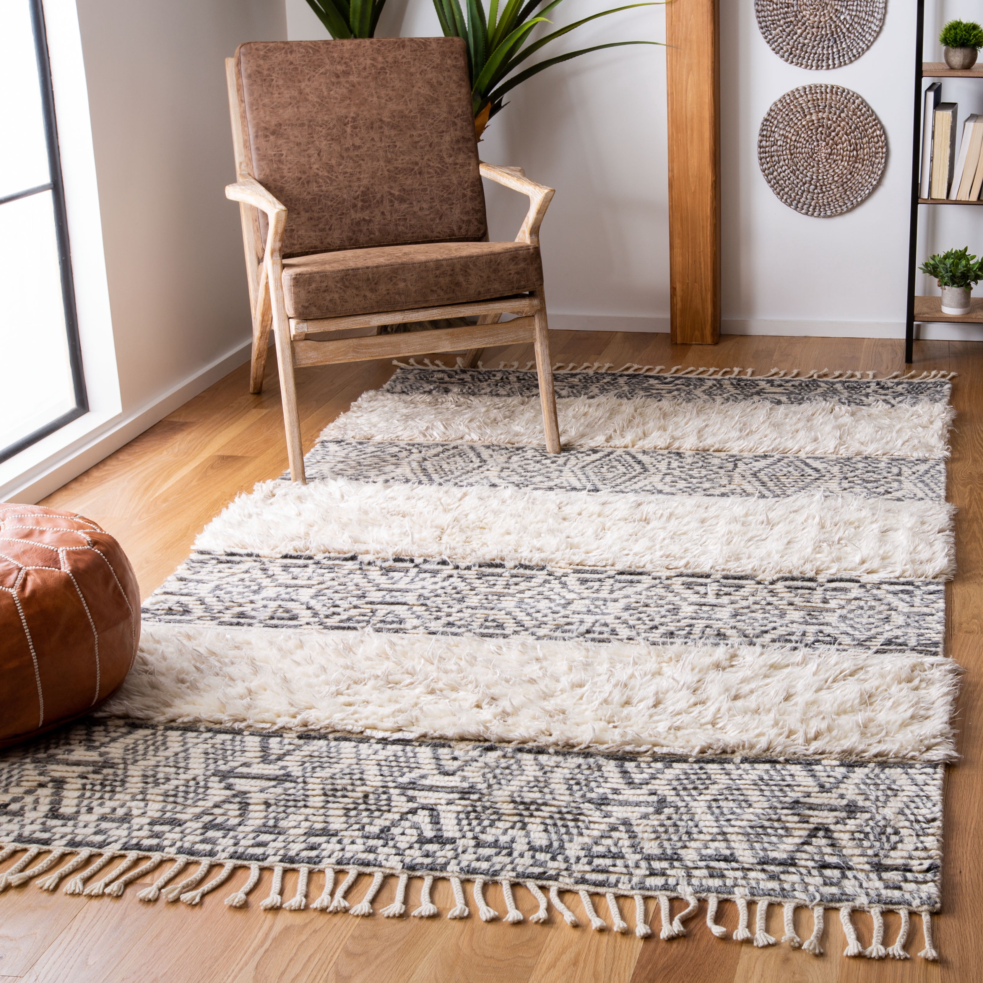 Safavieh Manhattan Earnestine Southwestern Area Rug, Ivory/Gray, 5' x 8'