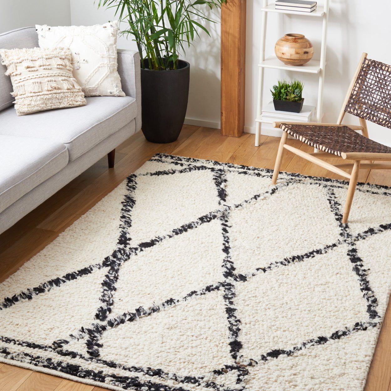 SAFAVIEH Manhattan Kayleah Diamond Area Rug, Ivory/Black, 5' x 8'