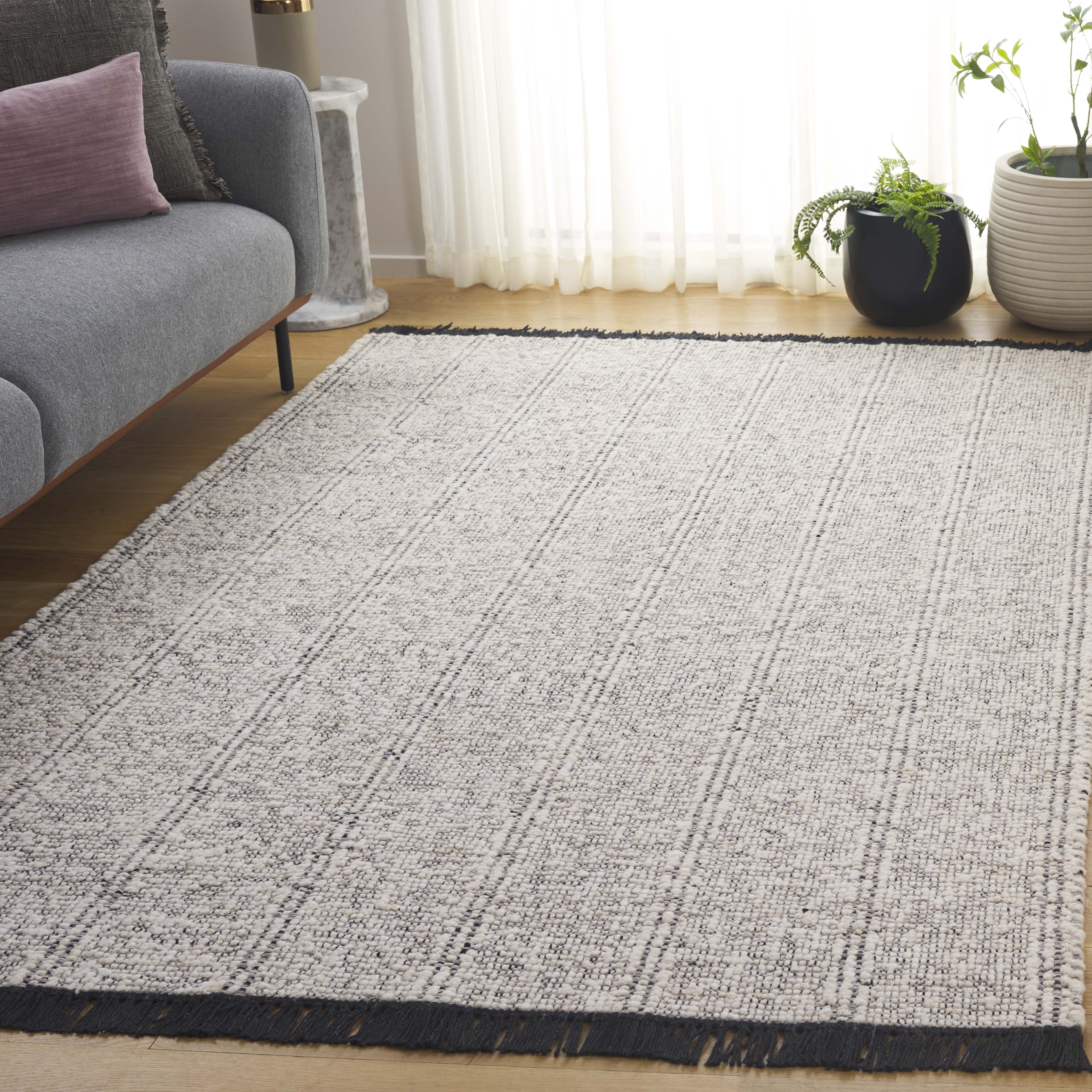 Safavieh Manhattan Thane Solid Area Rug, Ivory/Black, 3' x 5'
