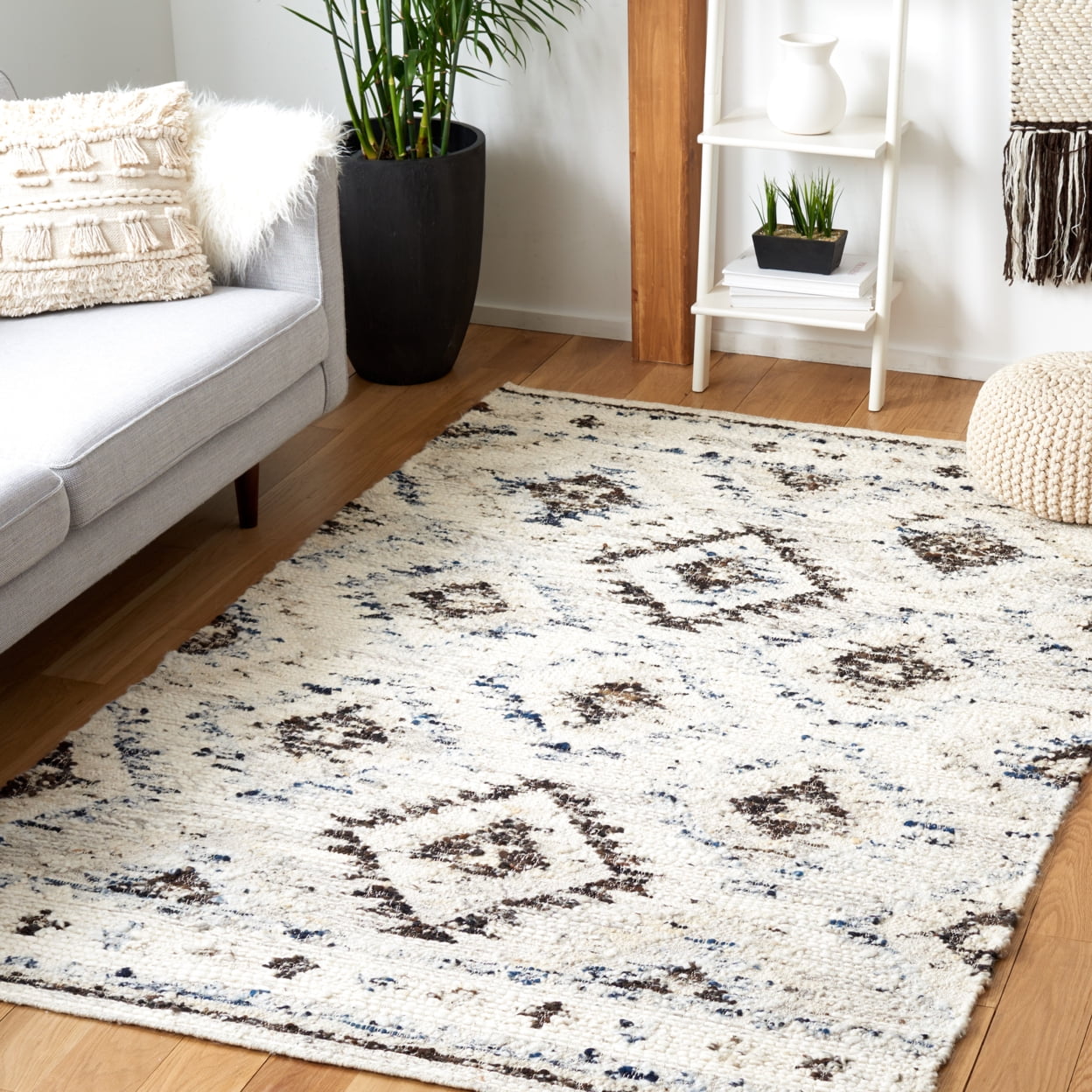 SAFAVIEH Manhattan Valentina Southwestern Area Rug, Ivory/Charcoal, 4 ...