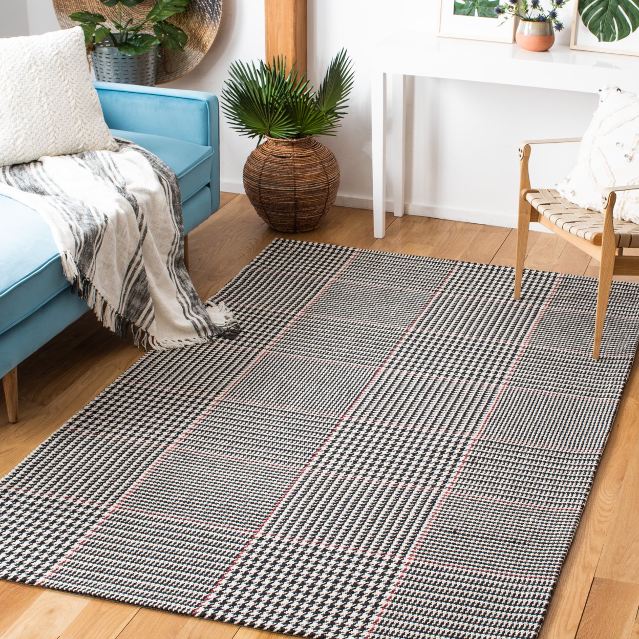 thumbnail image 1 of SAFAVIEH Marbella Anthony Geometric Striped Runner Rug, Black/Ivory, 2'3" x 9', 1 of 10