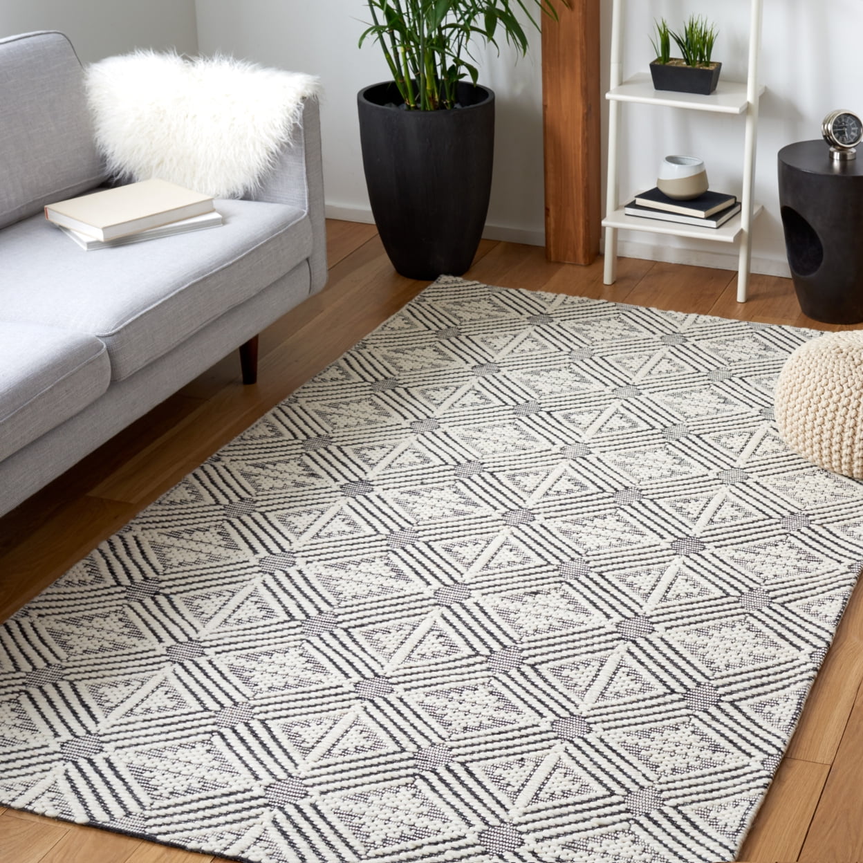 SAFAVIEH Marbella Clarissa Diamond Area Rug, Ivory/Black, 6' x 9'