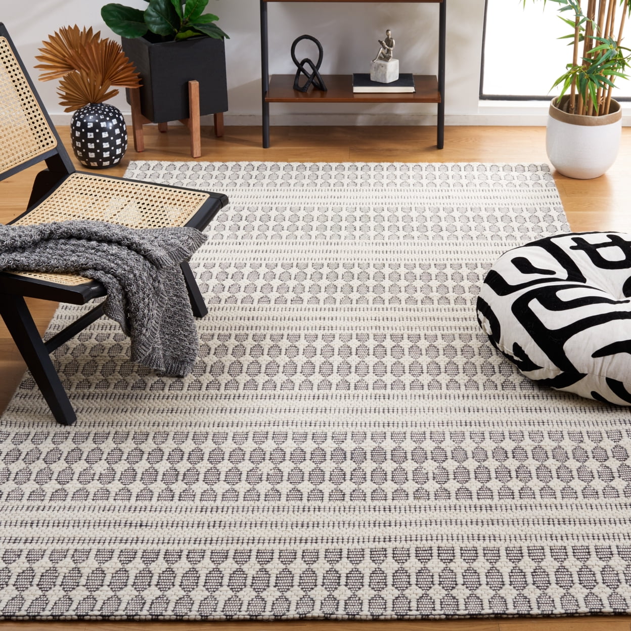 SAFAVIEH Marbella Norton Geometric Area Rug, Black/Ivory, 6' x 6' Round
