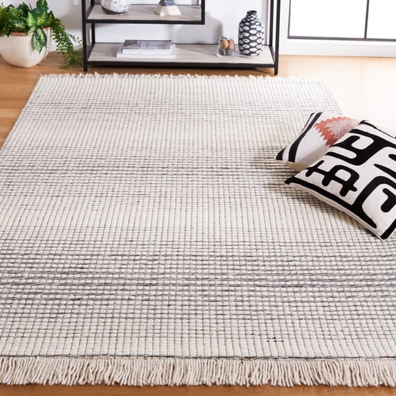 SAFAVIEH Marbella Peronal Distressed Area Rug, Ivory/Black, 4' x 6'