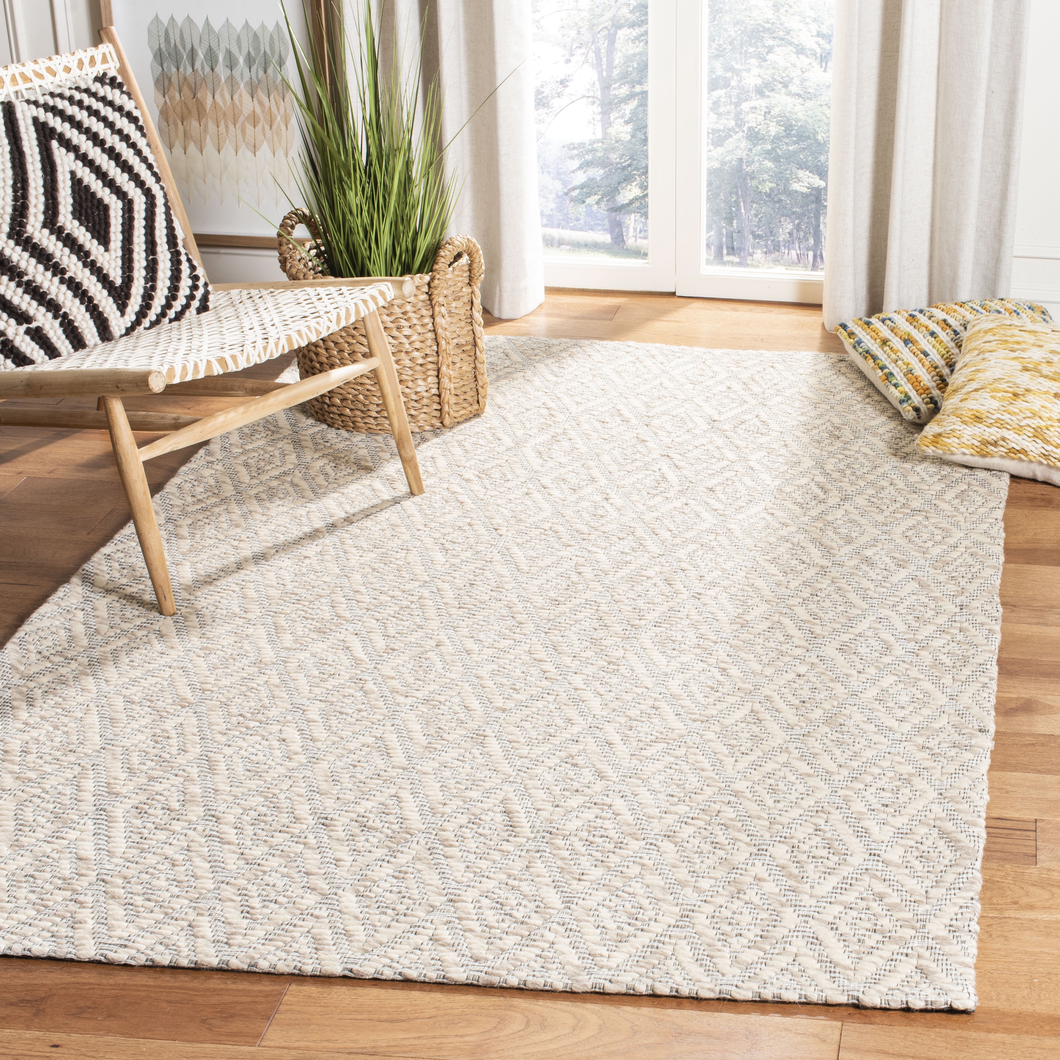 SAFAVIEH Marbella Tris Geometric Diamonds Area Rug, Beige/Cream, 6' x 9'