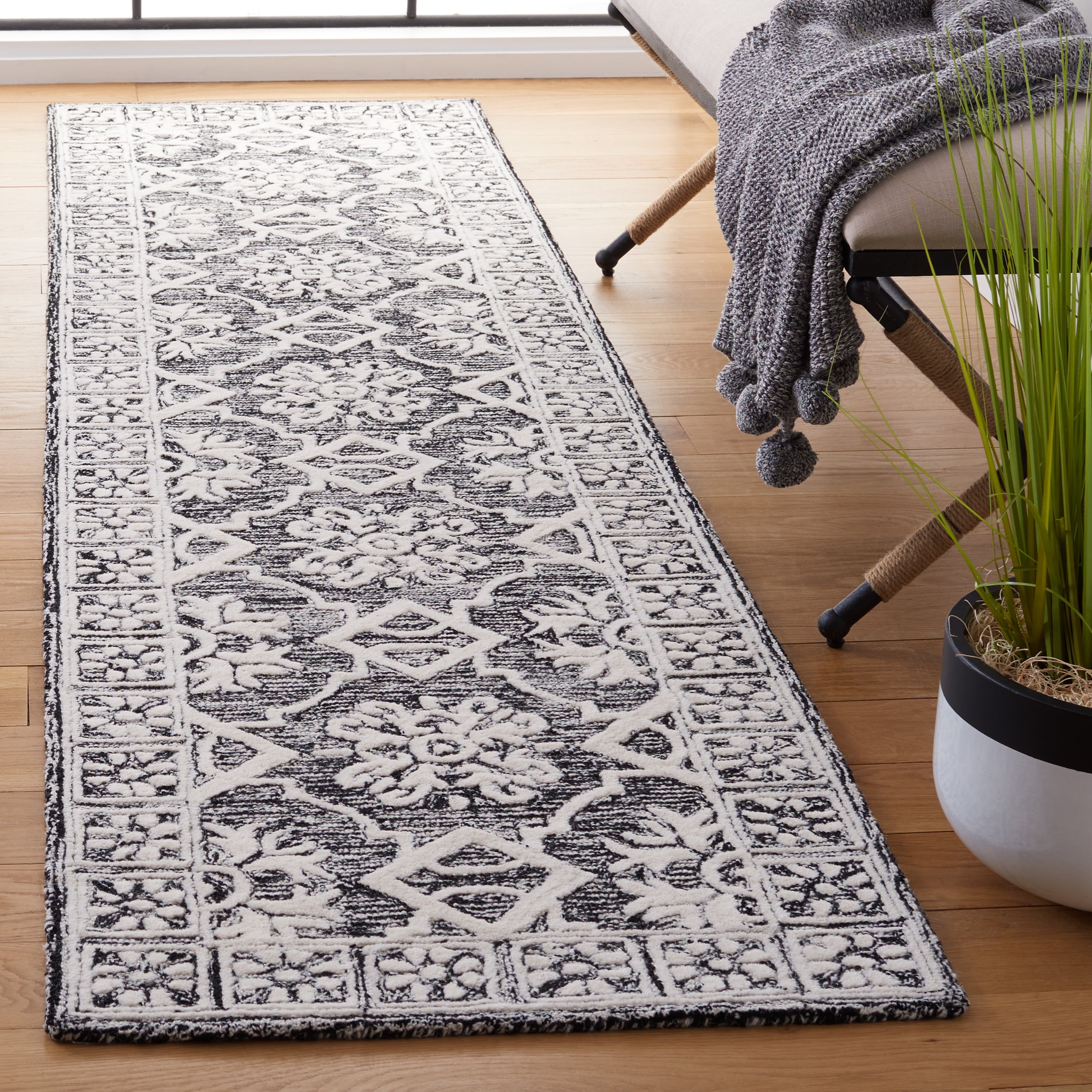 Safavieh Metro Donella Medallion Runner Rug, Black/Ivory, 2'3" x 9'