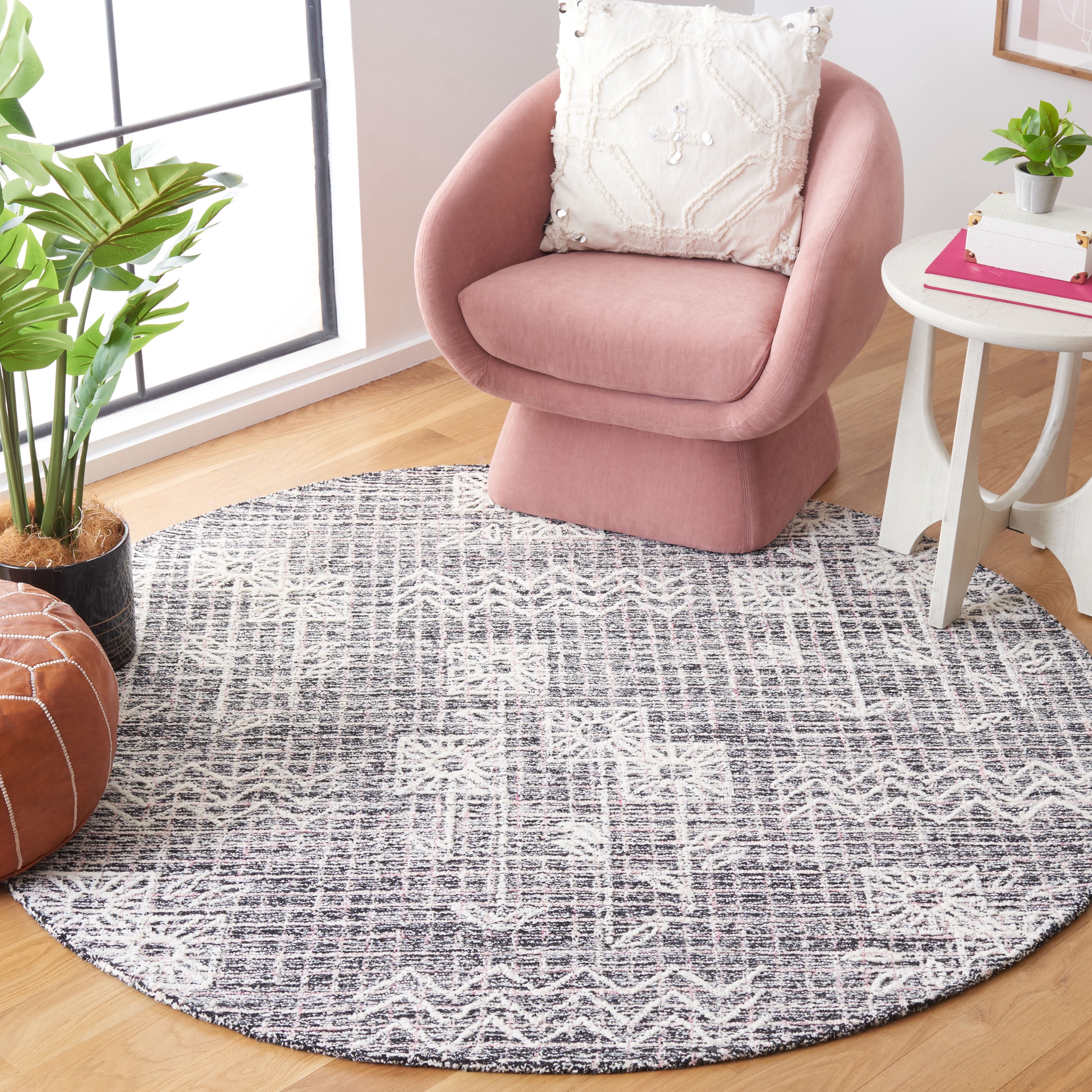 Safavieh Metro Yolonda Distressed Area Rug, Black/Ivory, 6' x 6' Round