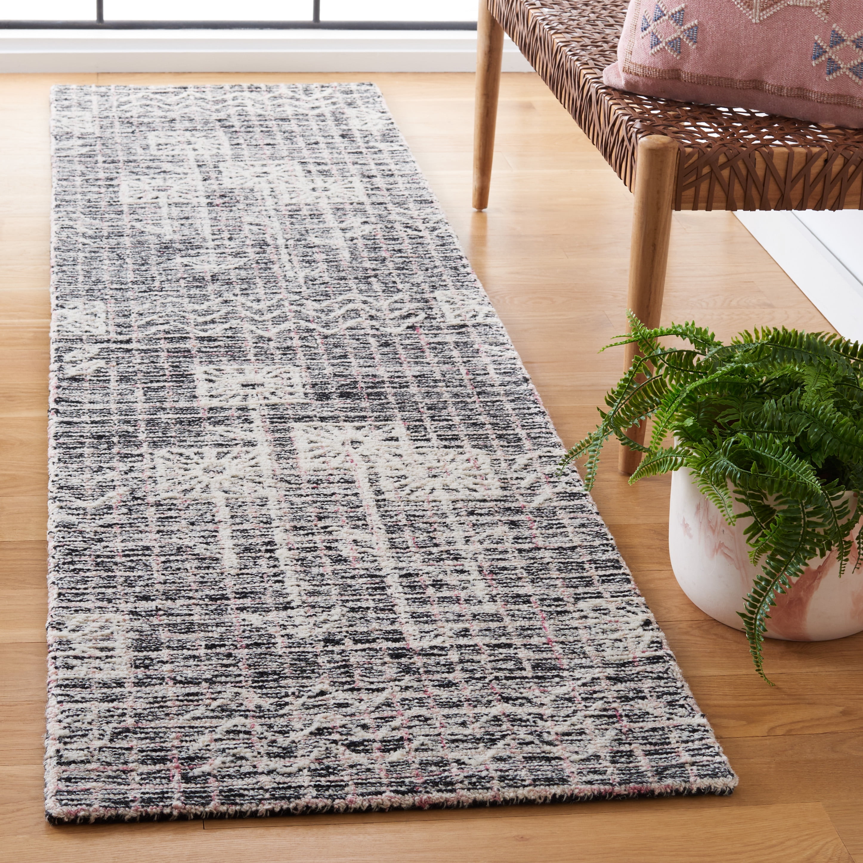 Safavieh Metro Yolonda Distressed Runner Rug, Black/Ivory, 2'3" x 9'