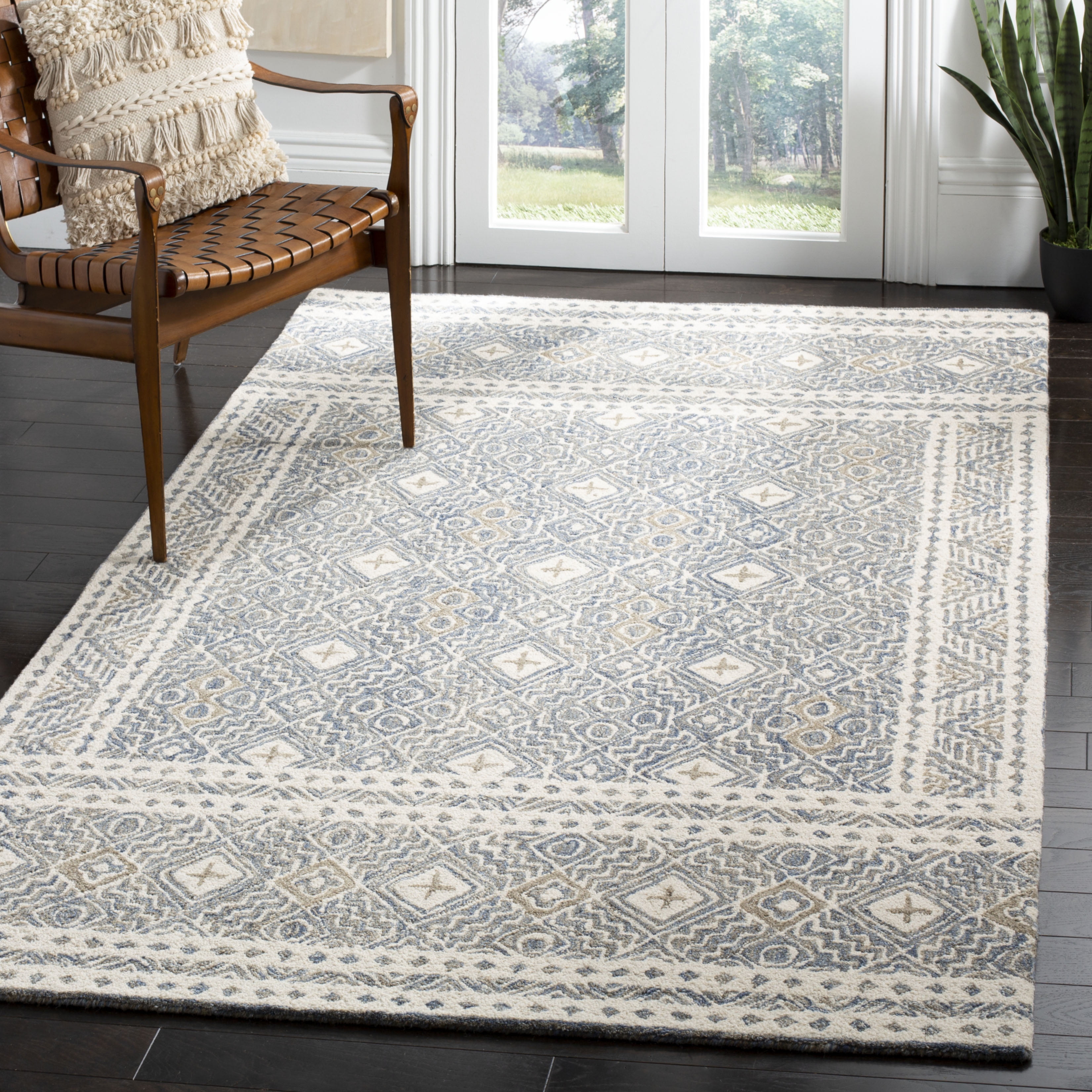 Ivory and Blue Handmade Wool Tufted Area Rug, 5' x 8'