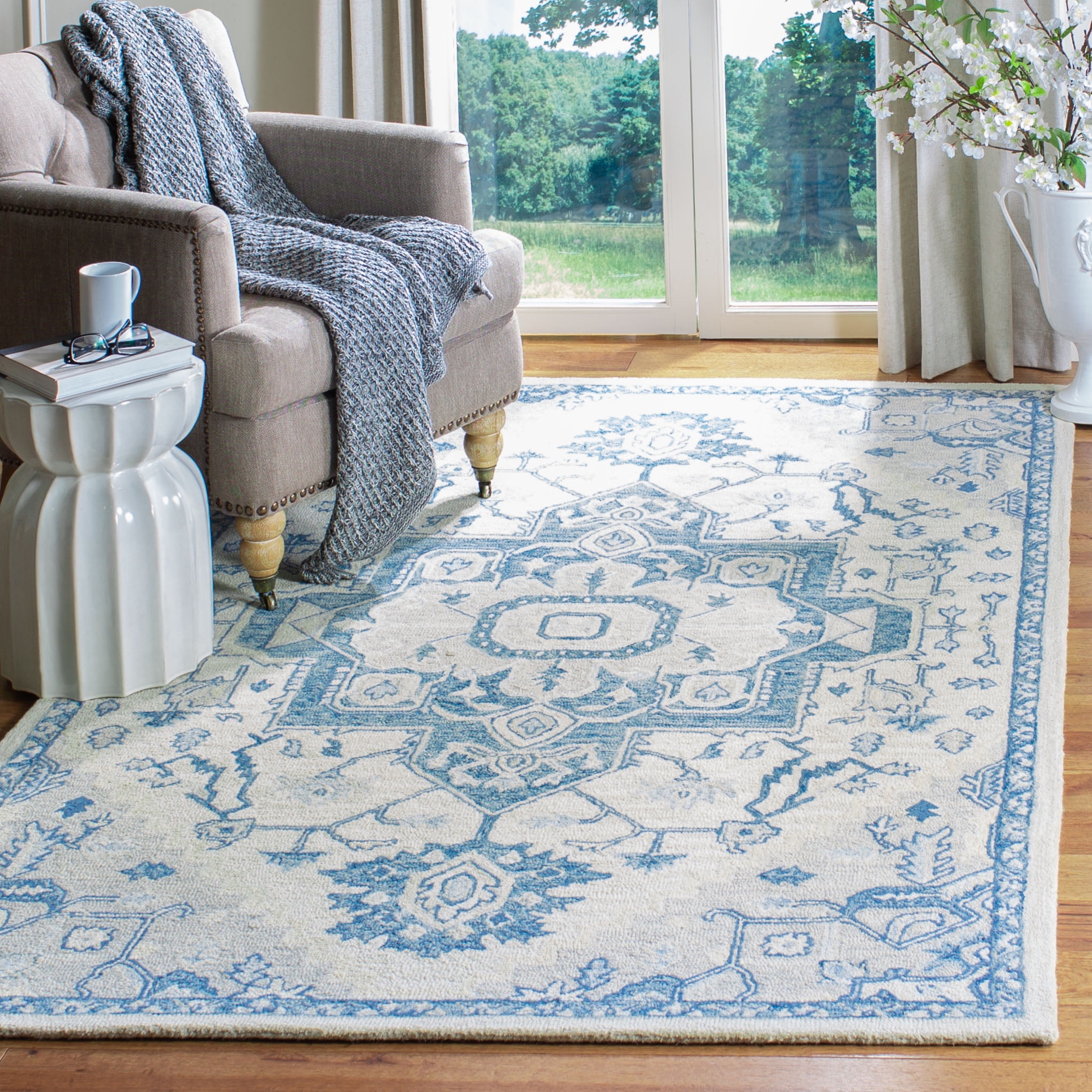 Safavieh Micro-Loop Braylon Floral Area Rug, Ivory/Blue, 6' x 9'