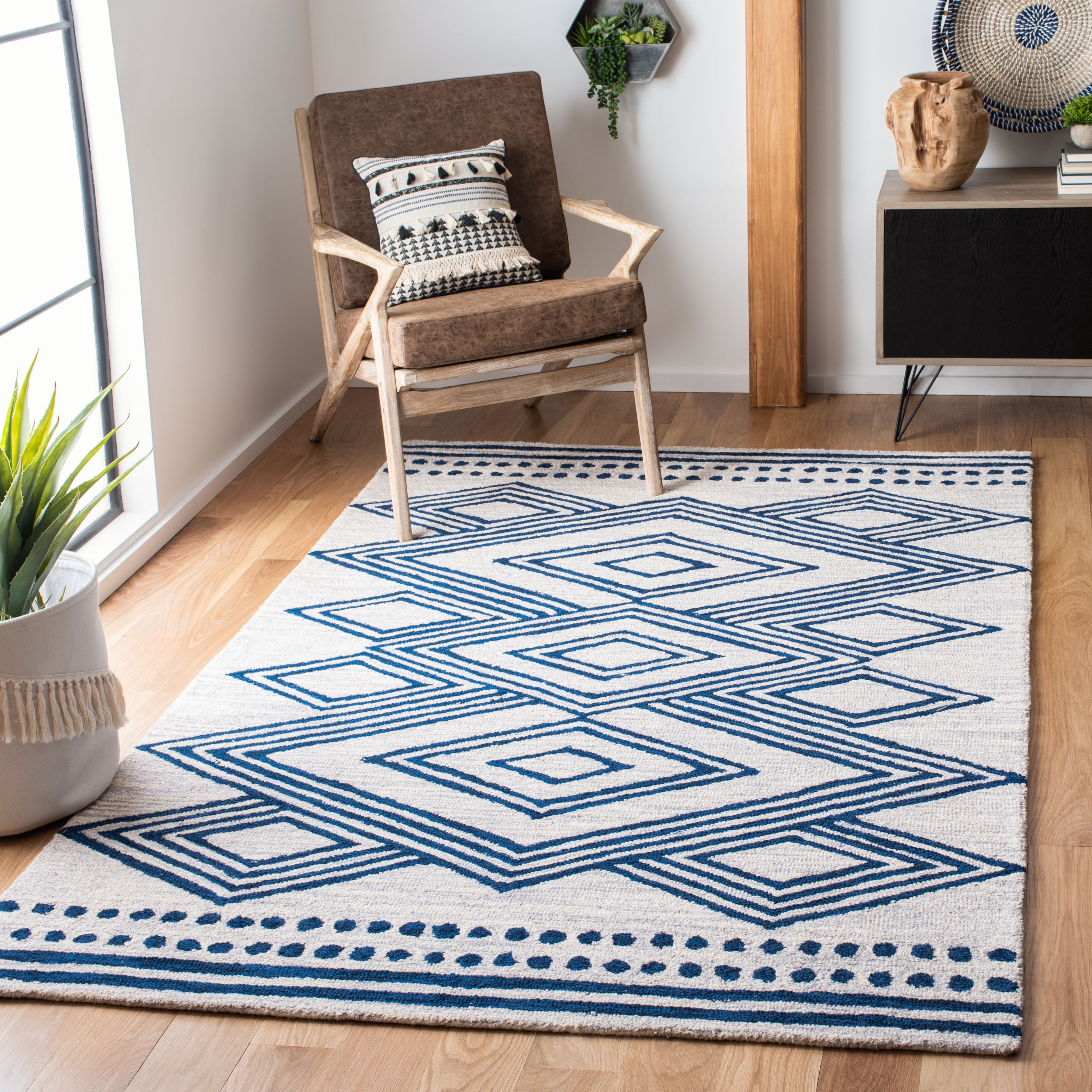 SAFAVIEH Micro-Loop Glenda Geometric Aztec Wool Area Rug, Ivory/Navy, 6' x 9'