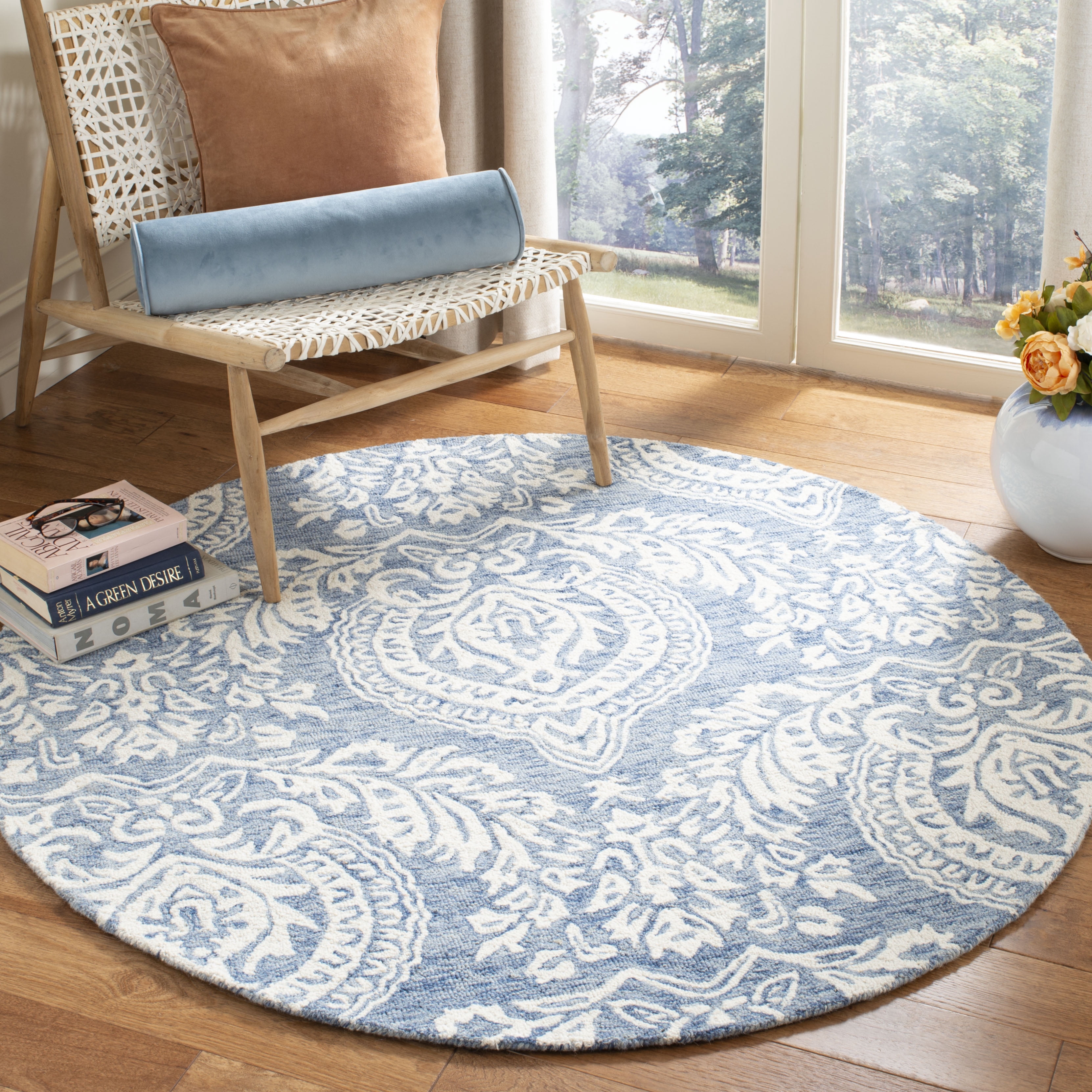 SAFAVIEH Micro-Loop Jaydon Damask Floral Wool Area Rug, Blue/Ivory, 5' x 5' Round