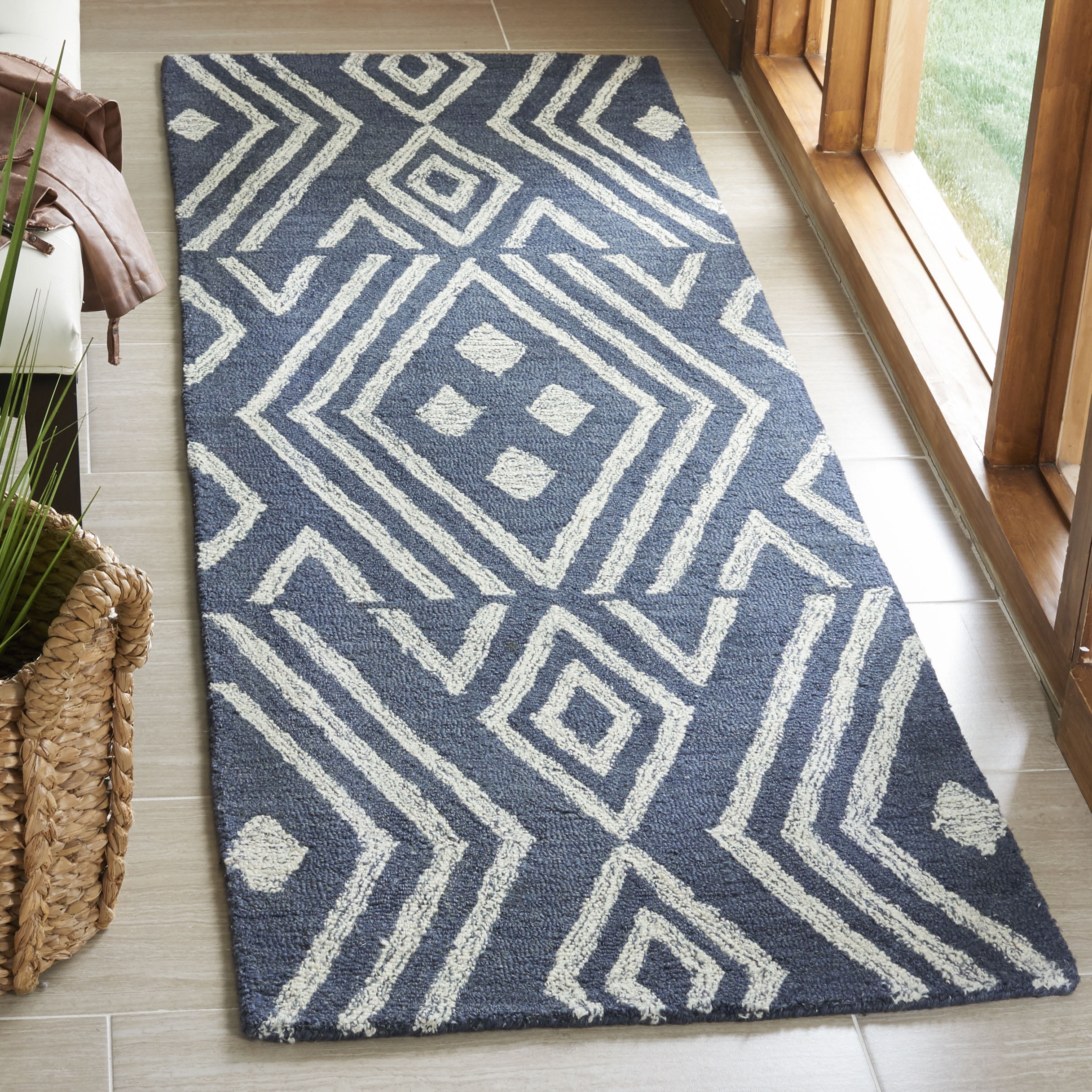 SAFAVIEH Micro-Loop Orlando Geometric Diamonds Runner Rug, Navy/Blue, 2'3" x 7'
