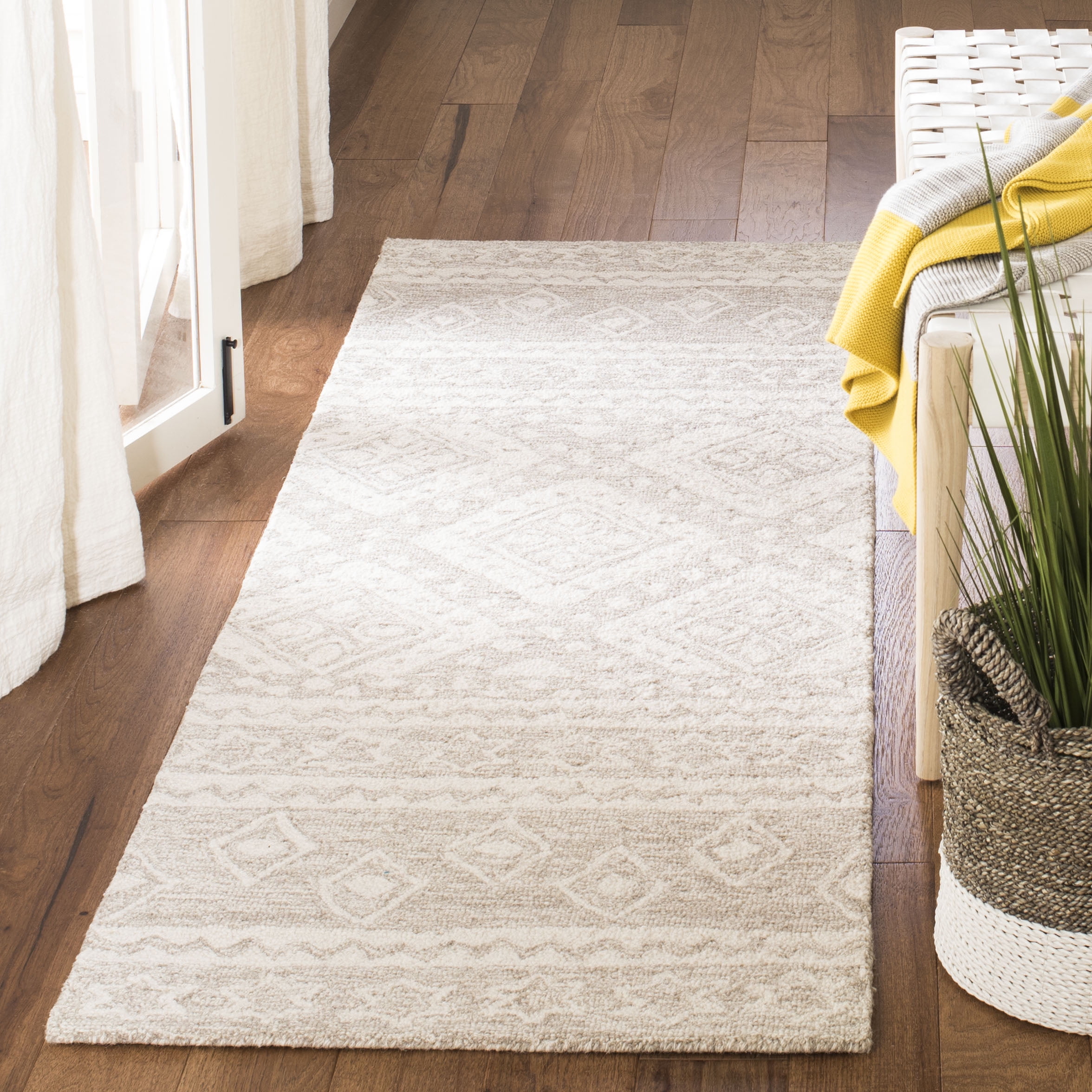 SAFAVIEH Micro-Loop Regis Geometric Aztec Wool Runner Rug, Beige/Ivory, 2'3" x 7'
