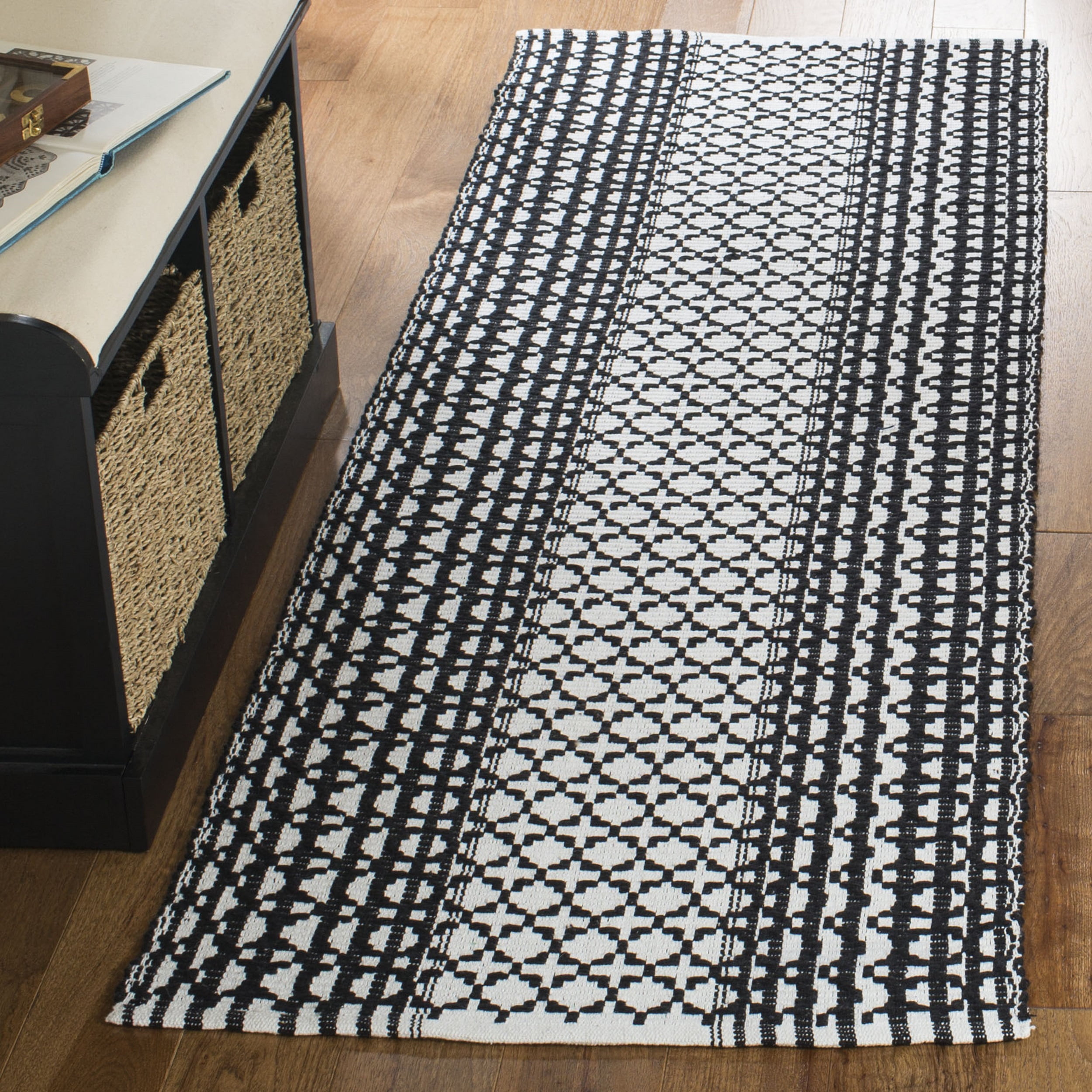 SAFAVIEH Montauk Cara Geometric Cotton Runner Rug, Black/Ivory, 2'3" x 7'