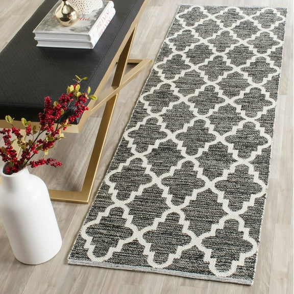 SAFAVIEH Montauk Crispian Geometric Quatrefoils Cotton Runner Rug, Black/Ivory, 2'3" x 7'