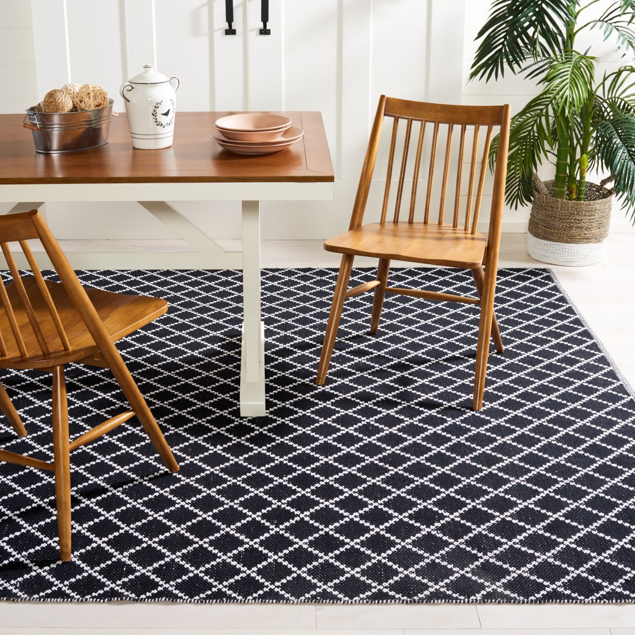 SAFAVIEH Montauk Jolyon Diamond Cotton Area Rug, Black/Ivory, 6' x 9'