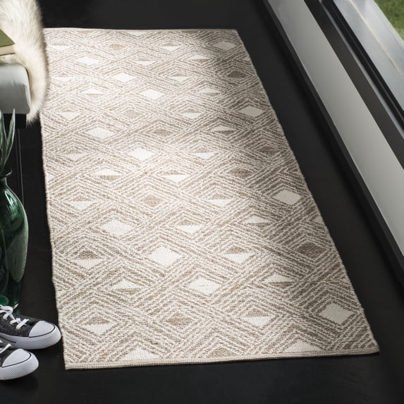 SAFAVIEH Montauk Katee Geometric Diamonds Runner Rug, Beige/Ivory, 2'3" x 7'