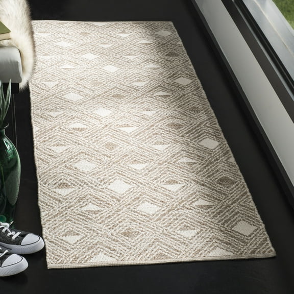 SAFAVIEH Montauk Katee Geometric Diamonds Runner Rug, Beige/Ivory, 2'3" x 7'
