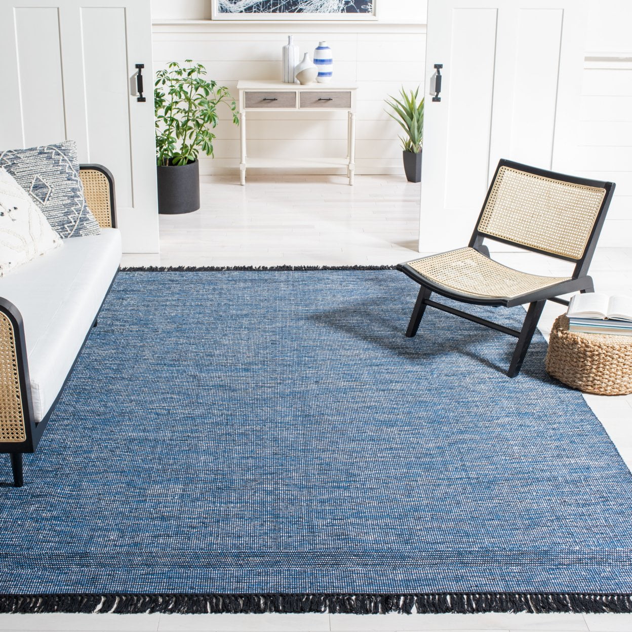 SAFAVIEH Montauk Kelsey Distressed Cotton Area Rug, Blue/Black, 5' x 8'